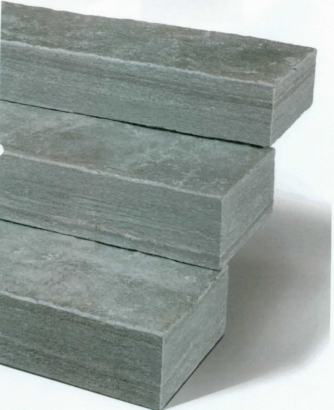 Angaben:
Blockstufen, LUSERNA VALLEVERDE 
Bearbeitung: Oberfläche spaltrau, Vorderkante & Köpfe geflammt, Rückseite & Unterseite gesägt, Sichtkanten gefast
Farbe: grau-gelblich gemischt 
Material: Gneis 
Herkunft: Italien 
Größe: 15 x 35 x 100 cm 145 kg / Stück
 
Befund:
Bearbeitete Werksteine und Waren daraus