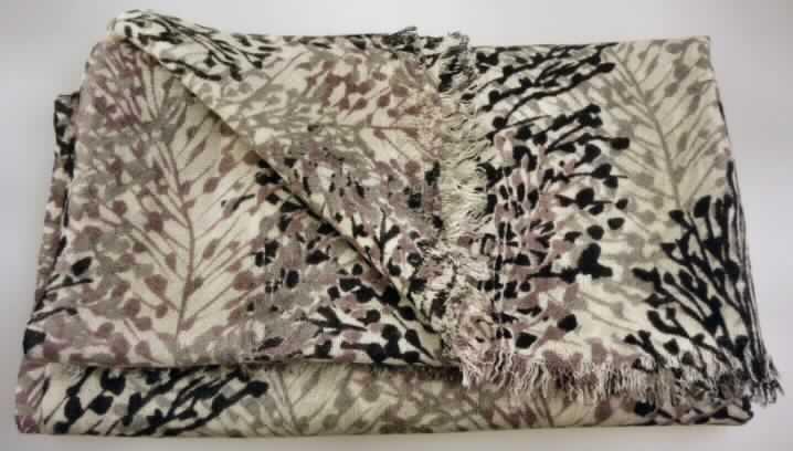 Schal, sog. Damenschal, Seabird scarf W1260PP, in Erwachsenengröße, Foto siehe Anlage,
- rechteckig; in den Abmessungen: ca. 55 cm x 200 cm,
- aus 0,3 mm dicken, bedruckten Geweben aus lt. Antrag 100% Merinowolle,
- an den Längsseiten mit echten Webkanten, an den Schmalseiten mit ca. 2 cm langen
  Fransen aus nicht gebundenen Kettfäden ausgestattet (somit konfektioniert).

"Schal, aus Geweben, aus Wolle, nicht handgearbeitet"