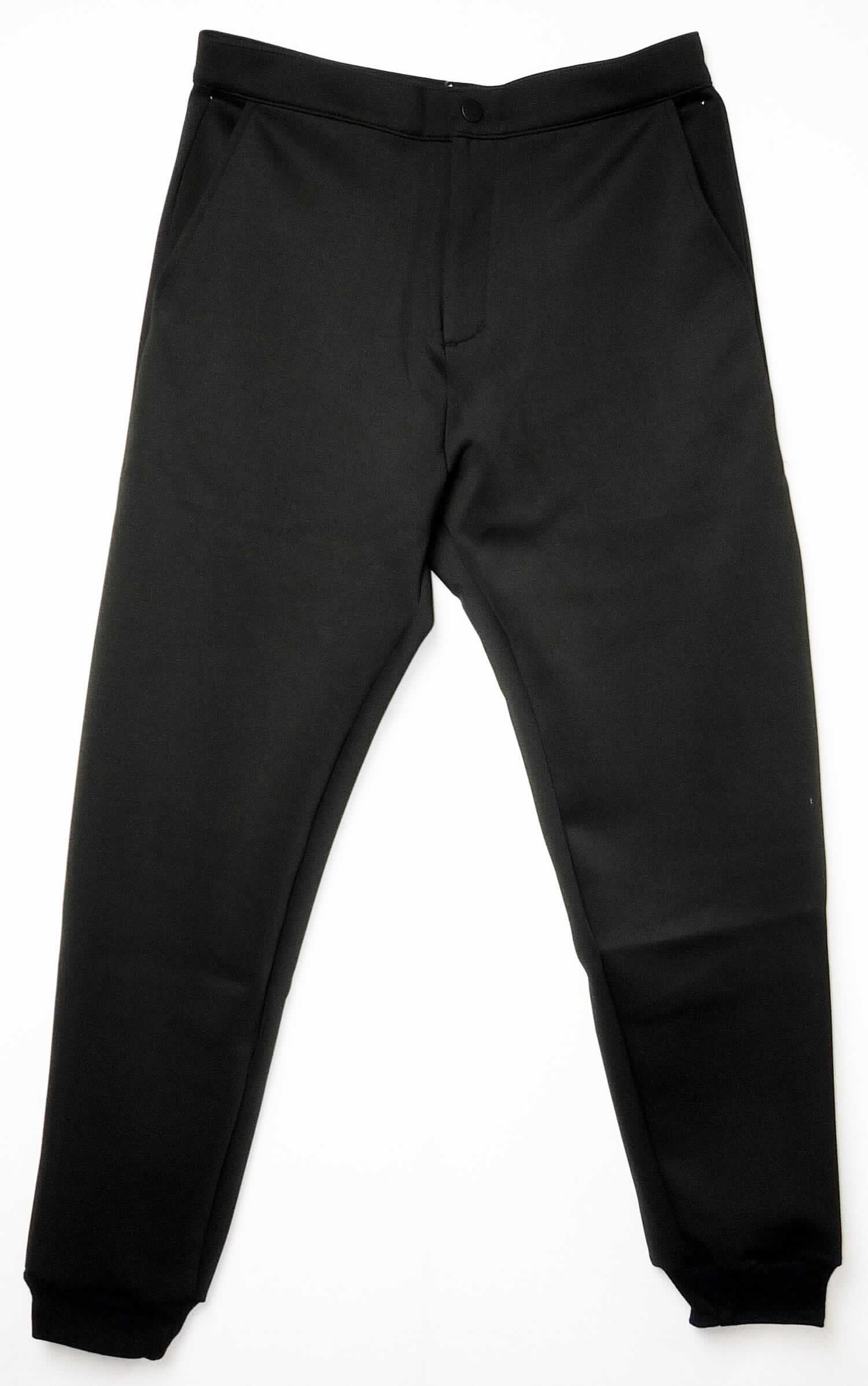 Lange Hose, Artikelnummer RSAPI401, Größe S, Foto siehe Anlage,
- aus ca. 1,0 mm dicken, einfarbigen Gewirken aus laut Antrag 93 % Polyester und 7 % Elasthan (beides 
  synthetische Chemiefasern),
- in der Taille abschließend, mit einem angesetzten Taillenbund,
- vorn mit einer Öffnung mit Reißverschluss und Patte mit Knopfverschluss von links über rechts (Männerkleidung), 
  damit keine Ware der Position 6104,
- vorn mit zwei offenen Taschen, hinten mit einer offenen Gesäßtasche,
- mit knöchellangen Hosenbeinen, 
- an den Beinabschlüssen mit gerippt gewirkten, elastischen Bündchen.

"Lange Hose, aus Gewirken, für Männer, aus synthetischen Chemiefasern"