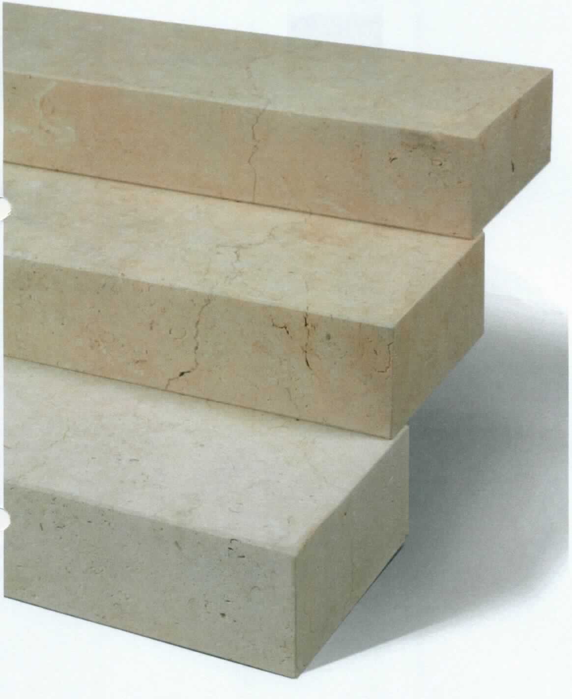Angaben:
Blockstufen ARAMIS - satiniert- 
Bearbeitung: Oberfäche & Köpfe satiniert, Kanten gefast 
Farbe: gelb-beige 
Material: Kalkstein 
Herkunft: Türkei 
Größe: 15 x 35 x 100 cm 145 kg / Stück

Befund:
Bearbeitete Werksteine und Waren daraus