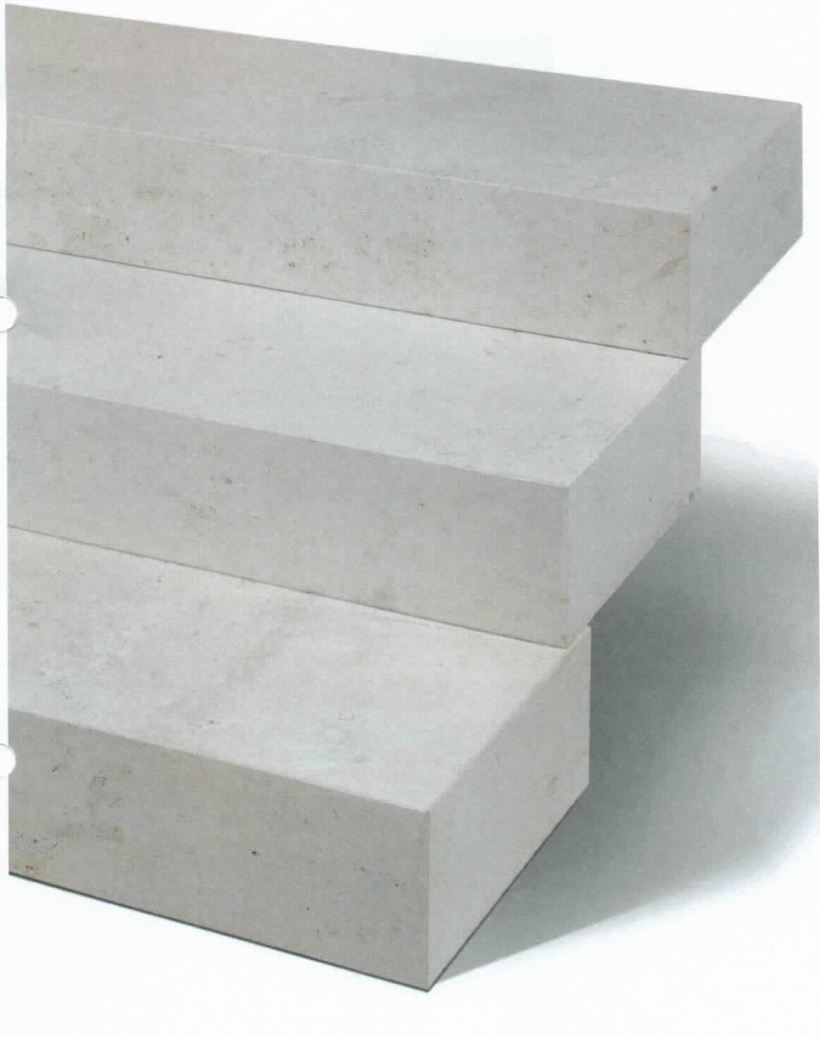 Angaben:
Blockstufen Dietfurter Kalkstein gala® 
Bearbeitung: Oberfläche & Vorderkante sandgestrahlt, Kanten gefast, sonst gesägt 
Farbe: hellbeige-creme 
Material: Kalkstein 
Herkunft: Deutschland 
Größe: 15 x 35 x 100 cm 140 kg / Stück 
Größe: 15 x 35 x 120 cm 168 kg / Stück

Befund:
Bearbeitete Werksteine und Waren daraus