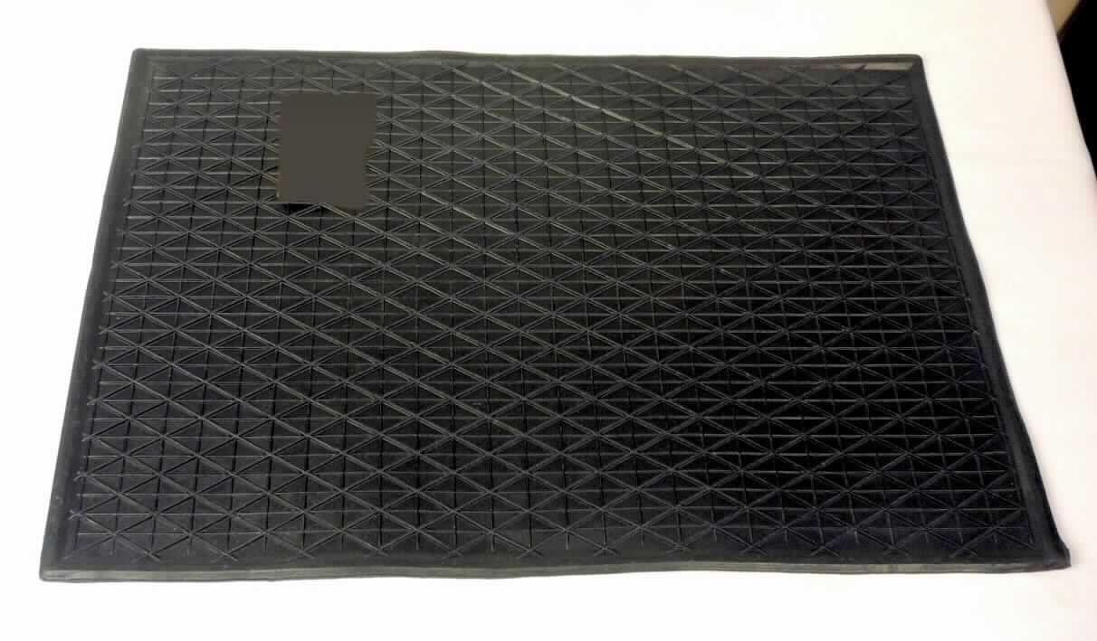 Angaben des Antragstellers: Fußmatte
Material: thermoplastic rubber

Feststellungen an einem Warenmuster: 
Schwarze, elastische Fußmatte mit den Abmessungen (ca. 51,6 x 34,6 cm). Oberseite und Unterseite der Matte sind strukturiert. Die Matte ist an den Ecken abgerundet.

Befund:
Fußmatte aus Weichkautschuk der Unterposition 4016 9100