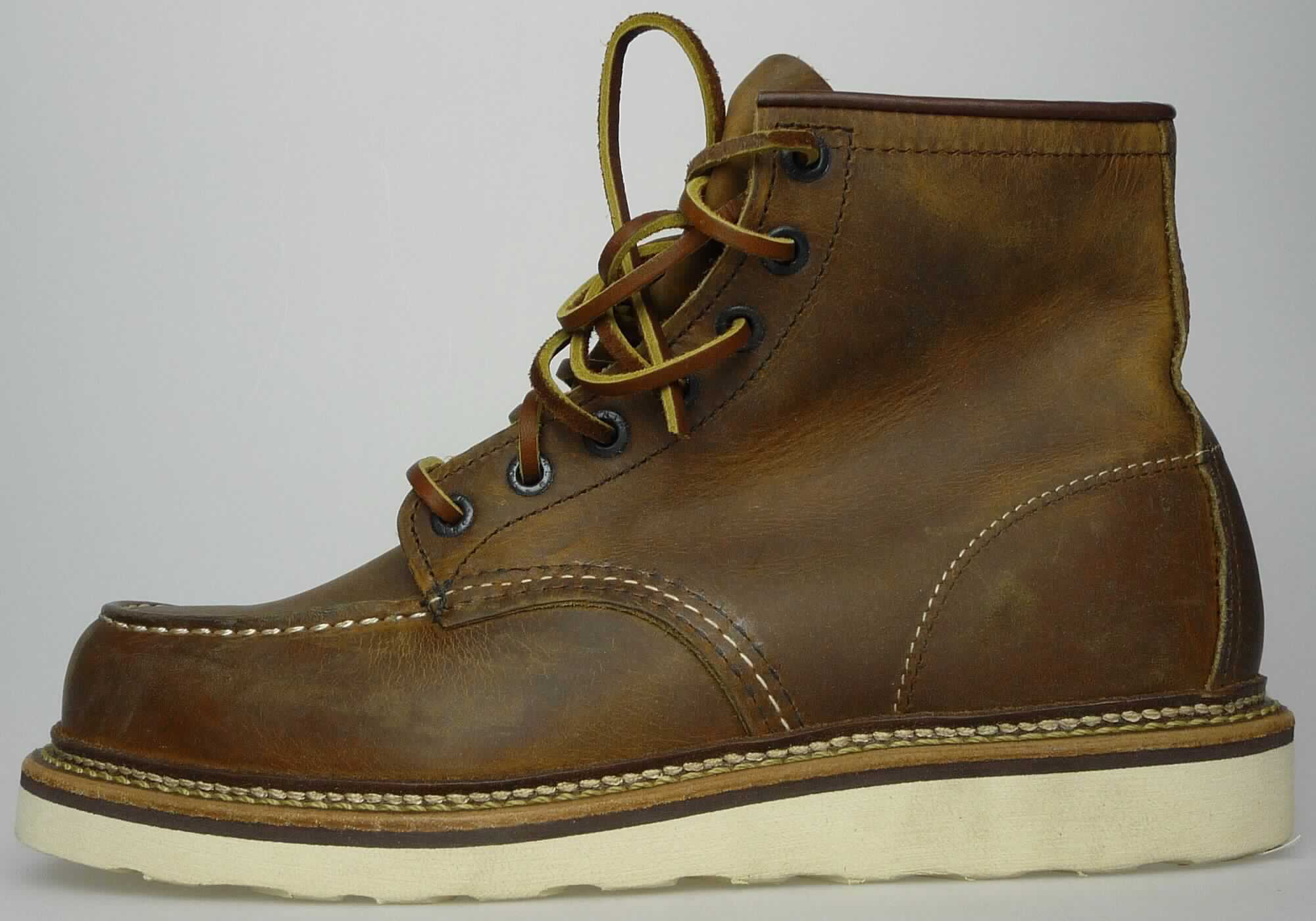 Freizeitstiefel (lt. Antrag: "Schuhe für Männer, RWMOC"; Foto siehe Anlage)
- mit Laufsohlen aus (lt. Antrag) Kautschuk, ohne Hauptsohle aus Holz,
- mit Oberteil aus Leder,
- auf das Oberteil sind Stücke aus Leder als Verstärkungsteile aufgesetzt,
- mit Schnürsenkelverschluss, 
- ohne Metallschutz in der Vorderkappe,
- den Knöchel, jedoch nicht die Wade bedeckend,
- mit einer Länge der Innensohle von mehr als 24 cm,
- für Männer (u. a. weiter Schnitt)

"Schuhe mit Laufsohlen aus Kautschuk und Oberteil aus Leder, andere als in den UPos.
 6403 1200 bis 6403 9111 genannt, für Männer"