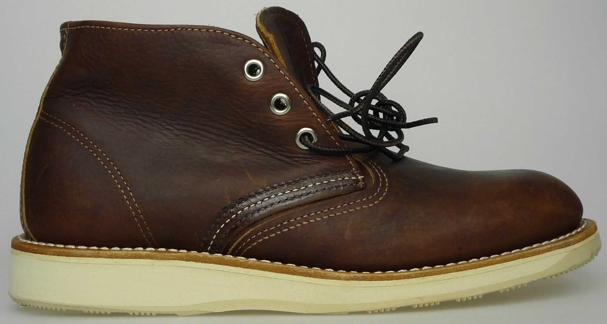 Freizeitstiefel (lt. Antrag: "Schuhe für Männer, RWCHUKKA"; Foto siehe Anlage)
- mit Laufsohlen aus (lt. Antrag) Kautschuk, ohne Hauptsohle aus Holz,
- mit Oberteil aus Leder,
- auf das Oberteil ist im hinteren Bereich ein Stück aus Leder als Verstärkungsteil aufgesetzt,
- mit kurzem Schnürsenkelverschluss, 
- ohne Metallschutz in der Vorderkappe,
- den Knöchel, jedoch nicht die Wade bedeckend,
- mit einer Länge der Innensohle von mehr als 24 cm,
- für Männer (u. a. weiter Schnitt)

"Schuhe mit Laufsohlen aus Kautschuk und Oberteil aus Leder, andere als in den UPos.
 6403 1200 bis 6403 9111 genannt, für Männer"