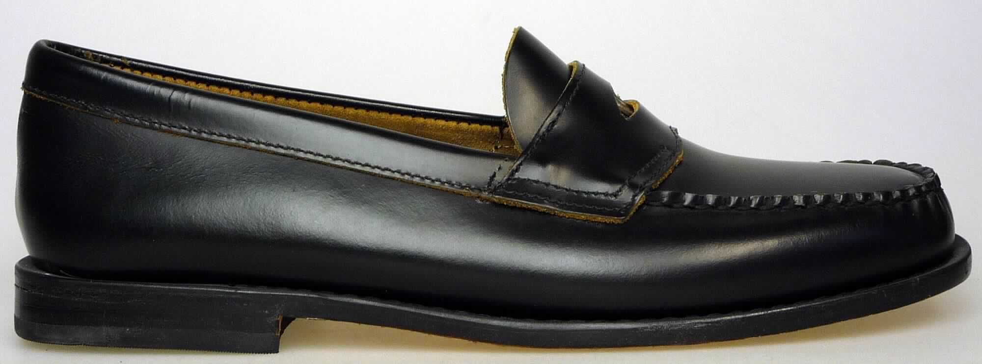 Freizeitschuhe (lt. Antrag: "Schuhe für Männer, WAYLON"; Foto siehe Anlage)
- mit Laufsohlen aus Leder; ohne Hauptsohle aus Holz,
- mit Oberteil (geschlossenes Blatt) aus Leder,
- auf das Oberteil sind Stücke aus Leder als Verstärkungsteile aufgesetzt,
- ohne Metallschutz in der Vorderkappe,
- nicht den Knöchel bedeckend,
- mit einer Länge der Innensohle von mehr als 24 cm,
- für Männer (u. a. weiter Schnitt)

"Schuhe mit Laufsohlen und Oberteil aus Leder, andere als in den Unterpositionen
 6403 1200 bis 6403 5991 genannt, für Männer"