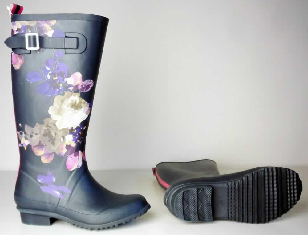 Stiefel (lt. Antrag: "Damen Gummistiefel, navy mit Blumenprint, Art. Nr. 384240", Foto siehe Anlage)
- wasserdicht,
- mit Laufsohlen aus (lt. Antrag) Kautschuk,
- mit Oberteil aus (lt. Antrag) Kautschuk; das Oberteil ist weder mit der Laufsohle noch selbst 
  durch Nähen, Nieten, Nageln, Schrauben, Stecken oder ähnliche Verfahren zusammengefügt,
- mit angeklebtem Innenfutter,
- seitlich mit einem Riegel mit Schnallenverschluss,
- ohne Metallschutz in der Vorderkappe,
- den Knöchel, jedoch nicht das Knie bedeckend

"Wasserdichte Schuhe mit Laufsohlen und Oberteil aus Kautschuk, bei denen weder das Oberteil mit der Laufsohle
 noch das Oberteil selbst durch Nähen, Nieten, Nageln, Schrauben, Stecken oder ähnlichen Verfahren 
 zusammengefügt ist, ohne Metallschutz in der Vorderkappe, den Knöchel, jedoch nicht das Knie bedeckend"