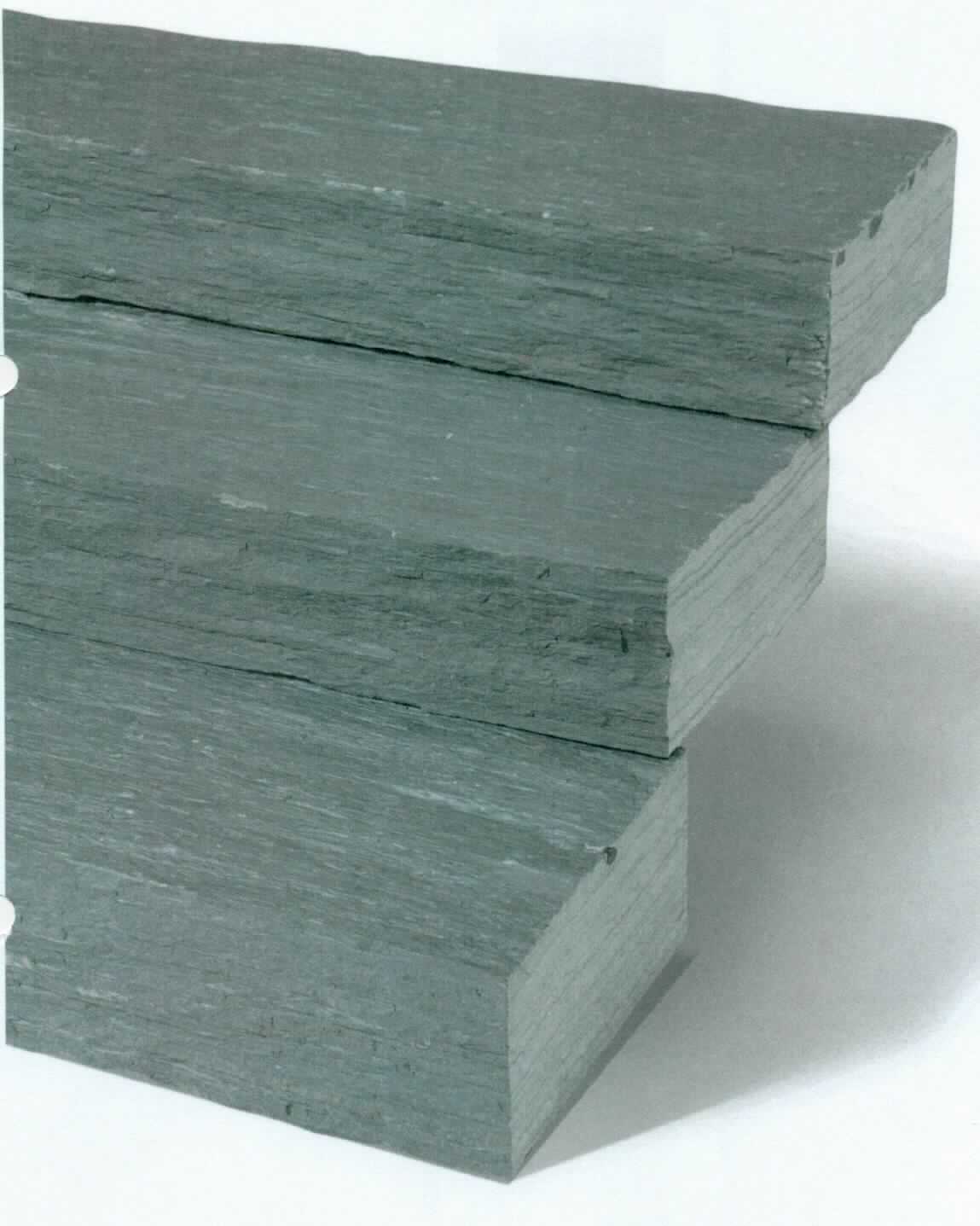 Angaben:
Blockstufen GRAPHIT 
Bearbeitung: beide Köpfe gesägt, sonst gespalten (enthält Eisenoxideinschlüsse)
Farbe: schwarz-anthrazit
Material: Schiefer 
Herkunft: Portugal 
Größe: 14-16x33-36x100cm 150kg/Stück

Befund:
Tonschiefer, auch grob behauen oder durch Sägen oder auf andere Weise lediglich zerteilt, in Blöcken oder in quadratischen oder rechteckigen Platten