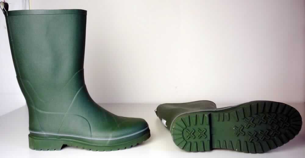 Stiefel (lt. Antrag: "Herren Gummistiefel, dunkelgrün, Art.Nr. 384239", Foto siehe Anlage)
- wasserdicht,
- mit Laufsohlen aus (lt. Antrag) Kautschuk,
- mit Oberteil aus (lt. Antrag) Kautschuk; das Oberteil ist weder mit der Laufsohle noch selbst 
  durch Nähen, Nieten, Nageln, Schrauben, Stecken oder ähnliche Verfahren zusammengefügt,
- mit angeklebtem Innenfutter,
- ohne Metallschutz in der Vorderkappe,
- den Knöchel, jedoch nicht das Knie bedeckend

"Wasserdichte Schuhe mit Laufsohlen und Oberteil aus Kautschuk, bei denen weder das Oberteil mit der Laufsohle
 noch das Oberteil selbst durch Nähen, Nieten, Nageln, Schrauben, Stecken oder ähnlichen Verfahren 
 zusammengefügt ist, ohne Metallschutz in der Vorderkappe, den Knöchel, jedoch nicht das Knie bedeckend"