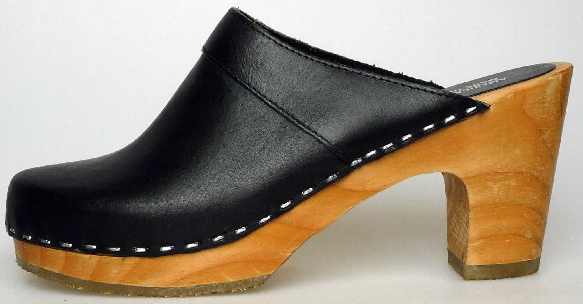 Freizeitschuhe (lt. Antrag: "Sandale für Frauen, CLSCLG", Foto siehe Anlage)
- mit Laufsohlen aus (lt. Antrag) Kautschuk (den größten Teil der Berührungsfläche mit dem Boden bildend)
  und Holz; mit einer Hauptsohle aus Holz, ohne Innensohle,
- mit Oberteil aus Leder,
- an der Einschlupföffnung mit einem Zuschnitt aus Leder verstärkt,
- ohne Metallschutz in der Vorderkappe,
- nicht den Knöchel bedeckend, 
- nicht handgearbeitet

"Schuhe mit Laufsohlen aus Kautschuk und Oberteil aus Leder, andere als in den Unterpositionen 6403 12
 bis 6403 91 genannt, mit einer Hauptsohle aus Holz, ohne Innensohle, nicht handgearbeitet"