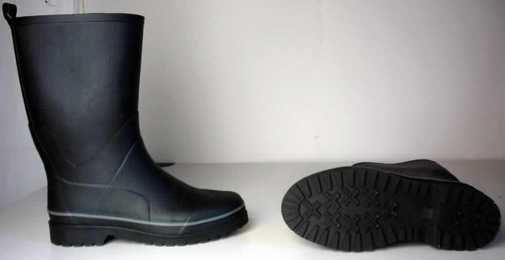 Stiefel (lt. Antrag: "Herren Gummistiefel, schwarz, Art.Nr. 384239", Foto siehe Anlage)
- wasserdicht,
- mit Laufsohlen aus (lt. Antrag) Kautschuk,
- mit Oberteil aus (lt. Antrag) Kautschuk; das Oberteil ist weder mit der Laufsohle noch selbst 
  durch Nähen, Nieten, Nageln, Schrauben, Stecken oder ähnliche Verfahren zusammengefügt,
- mit angeklebtem Innenfutter,
- ohne Metallschutz in der Vorderkappe,
- den Knöchel, jedoch nicht das Knie bedeckend

"Wasserdichte Schuhe mit Laufsohlen und Oberteil aus Kautschuk, bei denen weder das Oberteil mit der Laufsohle
 noch das Oberteil selbst durch Nähen, Nieten, Nageln, Schrauben, Stecken oder ähnlichen Verfahren 
 zusammengefügt ist, ohne Metallschutz in der Vorderkappe, den Knöchel, jedoch nicht das Knie bedeckend"