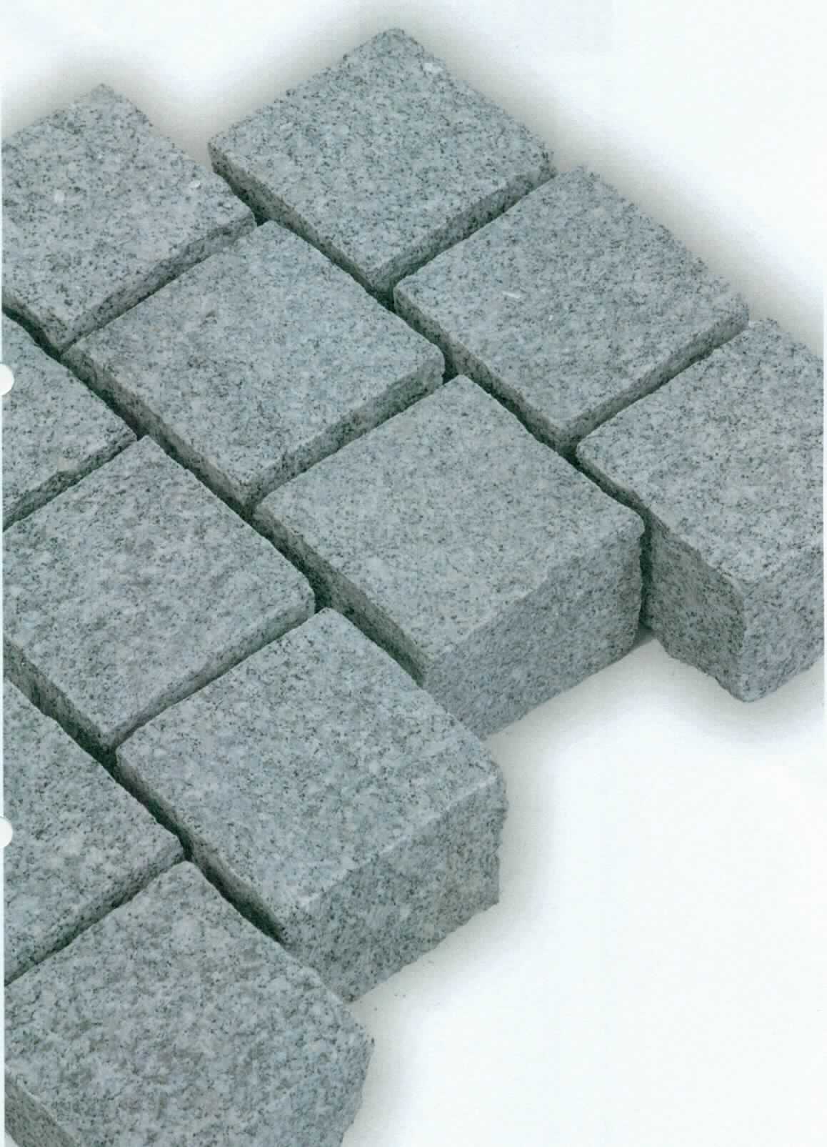 Angaben:
Pflastersteine BRAVO AMBIENTE -geflammt- 
Bearbeitung: Oberfläche geflammt, Unterseite gesägt, Seiten gespalten
Farbe: edelgrau
Material: Granit 
Herkunft: China 
Größe: 8x8x8 cm  
Größe: 10x10x8 cm 

Befund:
Bearbeitete Werksteine und Waren daraus