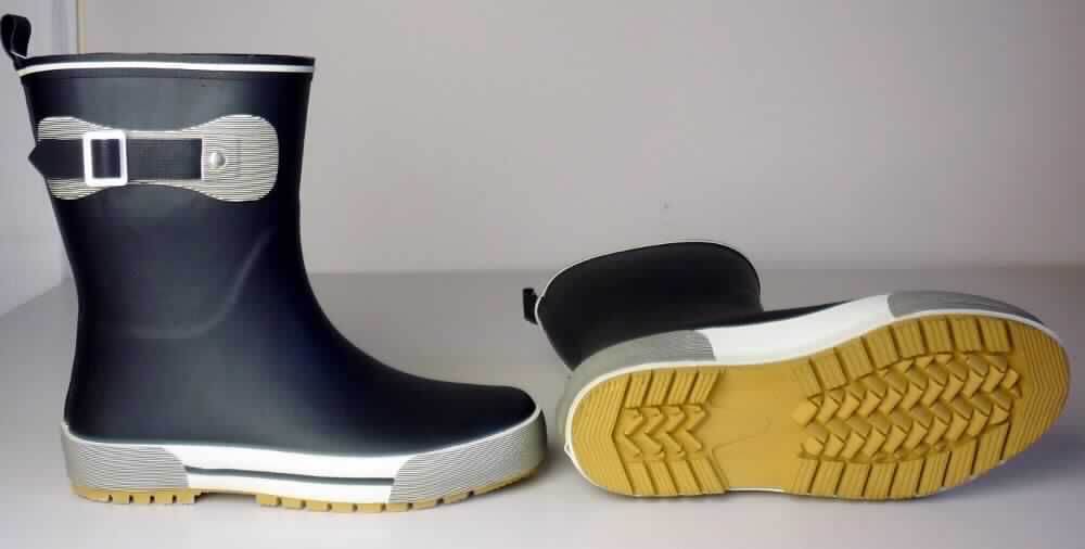 Stiefel (lt. Antrag: "Damen Gummistiefel, schwarz, Art.Nr. 384240", Foto siehe Anlage)
- wasserdicht,
- mit Laufsohlen aus (lt. Antrag) Kautschuk,
- mit Oberteil aus (lt. Antrag) Kautschuk; das Oberteil ist weder mit der Laufsohle noch selbst 
  durch Nähen, Nieten, Nageln, Schrauben, Stecken oder ähnliche Verfahren zusammengefügt,
- mit angeklebtem Innenfutter,
- seitlich mit einem Riegel mit Schnallenverschluss,
- ohne Metallschutz in der Vorderkappe,
- den Knöchel, jedoch nicht das Knie bedeckend

"Wasserdichte Schuhe mit Laufsohlen und Oberteil aus Kautschuk, bei denen weder das Oberteil mit der Laufsohle
 noch das Oberteil selbst durch Nähen, Nieten, Nageln, Schrauben, Stecken oder ähnlichen Verfahren 
 zusammengefügt ist, ohne Metallschutz in der Vorderkappe, den Knöchel, jedoch nicht das Knie bedeckend"