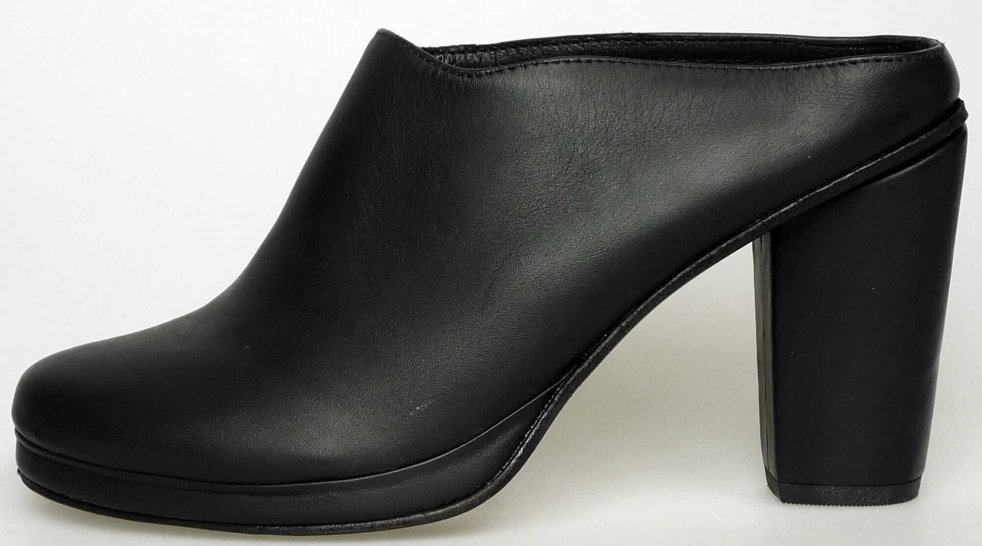 Freizeitschuhe (lt. Antrag: "Schuhe für Frauen, MADMULE", Foto siehe Anlage)
- mit Laufsohlen aus Leder; ohne Hauptsohle aus Holz,
- mit Oberteil (geschlossenes Blatt) aus Leder,
- ohne Metallschutz in der Vorderkappe,
- nicht den Knöchel bedeckend,
- mit einer Länge der Innensohle von mehr als 24 cm,
- für Frauen (u. a. schmaler Schnitt und ca. 9 cm hoher Absatz)

"Schuhe mit Laufsohlen und Oberteil aus Leder, andere als in den Unterpositionen 
 6403 1200 bis 6403 5991 genannt, für Frauen"