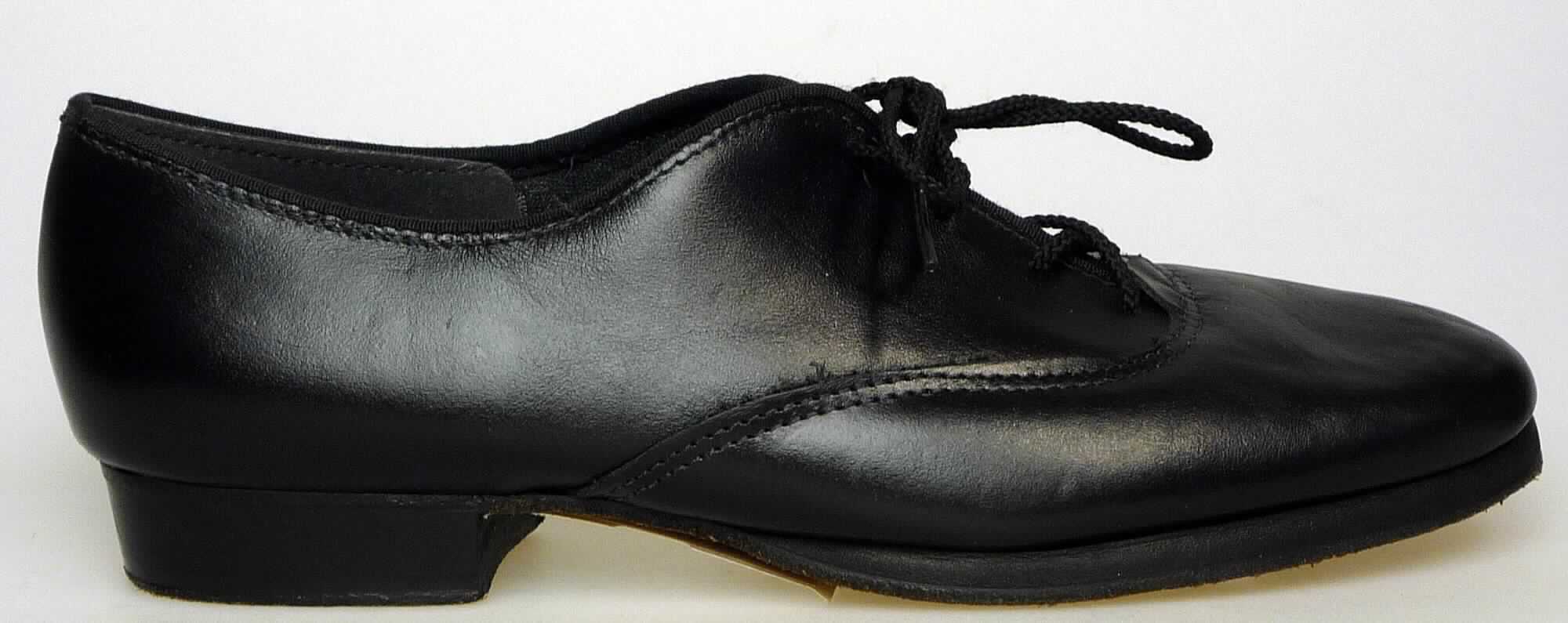 Freizeitschuhe (lt. Antrag: "Schuhe für Frauen, HANNAH", Foto siehe Anlage)
- mit Laufsohlen aus (lt. Antrag) Leder; ohne Hauptsohle aus Holz,
- mit Oberteil (geschlossenes Blatt) aus Leder,
- auf das Oberteil ist eine Randeinfassung aus Spinnstoff als Verstärkungsteil aufgesetzt,
- ohne Metallschutz in der Vorderkappe,
- nicht den Knöchel bedeckend,  
- mit einer Länge der Innensohle von mehr als 24 cm,
- für Frauen (u. a. schlanker Schnitt)

"Schuhe mit Laufsohlen und Oberteil aus Leder, andere als in den Unterpositionen 6403 1200 
 bis 6403 5991 genannt, für Frauen"
