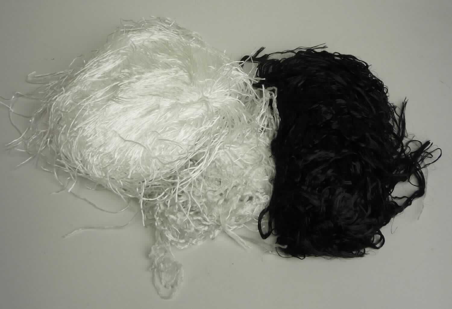 Garnabfälle aus Chemiefasern, sog. Abfälle für Recycling, Foto siehe Anlage,
- augenscheinlich in unterschiedlichen Längen, Dicken und Farben,
- laut Untersuchungsergebnis:
-- aus synthetischen Chemiefasern (laut Antrag: Polyamid),
-- weder gekrempelt, noch gekämmt oder anders für die Spinnerei bearbeitet, somit keine Fasern der Position 5506,
-- mit einem Titer von weniger als 10.000 dtex, somit keine Abfälle von Bindfäden, Seilen oder Tauen,
- dient laut Antrag zur Rohstoffgewinnung.

"Abfälle von Chemiefasern, aus synthetischen Chemiefasern, aus Polyamid"
