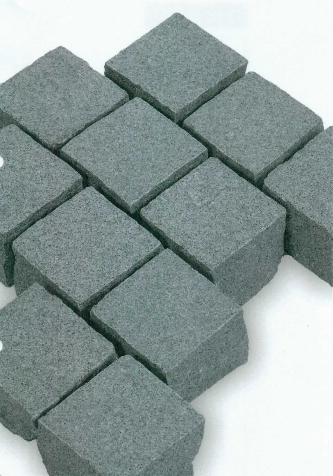 Angaben:
Pflastersteine GALA AMBIENTE -geflammt- 
Bearbeitung: Oberfläche geflammt, Unterseite gesägt, Seiten gespalten
Farbe: anthrazit
Material: Granit 
Herkunft: China 
Größe: 5x5x5 cm  
Größe: 8x8x8 cm  
Größe: 10x10x8 cm  
Größe: 16x16x12 cm 

Befund:
Bearbeitete Werksteine und Waren daraus