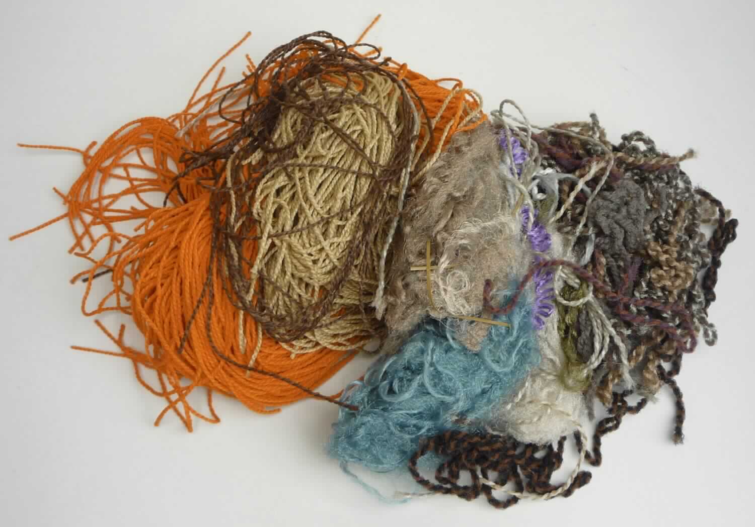 Garnabfälle aus Chemiefasern, sog. Abfälle für Recycling, Foto siehe Anlage,
- augenscheinlich in unterschiedlichen Längen, Dicken und Farben,
- laut Untersuchungsergebnis:
-- aus synthetischen Chemiefasern (laut Antrag: Polyamid),
-- weder gekrempelt, noch gekämmt oder anders für die Spinnerei bearbeitet, somit keine Fasern der Position 5506,
-- mit einem Titer von weniger als 10.000 dtex, somit keine Abfälle von Bindfäden, Seilen oder Tauen,
- dient laut Antrag zur Rohstoffgewinnung.

"Abfälle von Chemiefasern, aus synthetischen Chemiefasern, aus Polyamid"