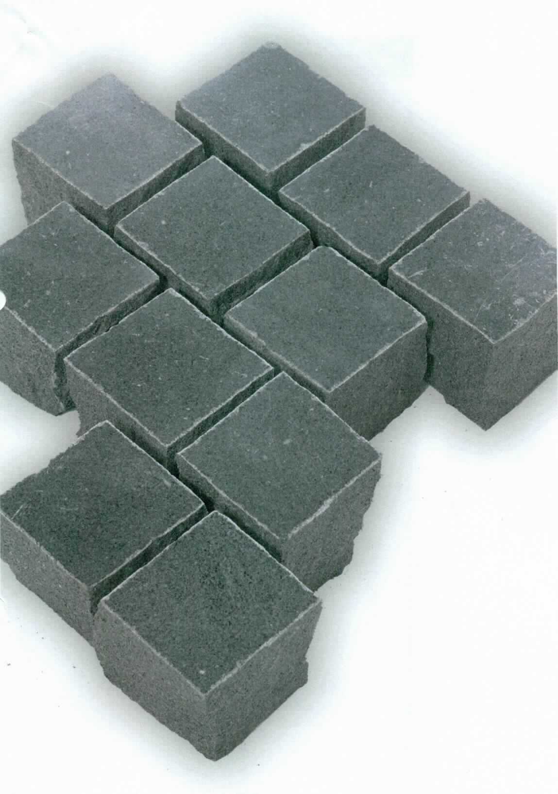 Angaben:
Pflastersteine GALA AMBIENTE -poliert- 
Bearbeitung: Oberfläche poliert, Seiten gespalten, Unterseite gesägt
Farbe: anthrazit
Material: Granit 
Herkunft: China 
Größe: 5x5x5 cm 0,35 kg/Stück 
Größe: 9x9x9 cm 2 kg/Stück 
 
Befund:
Bearbeitete Werksteine und Waren daraus
