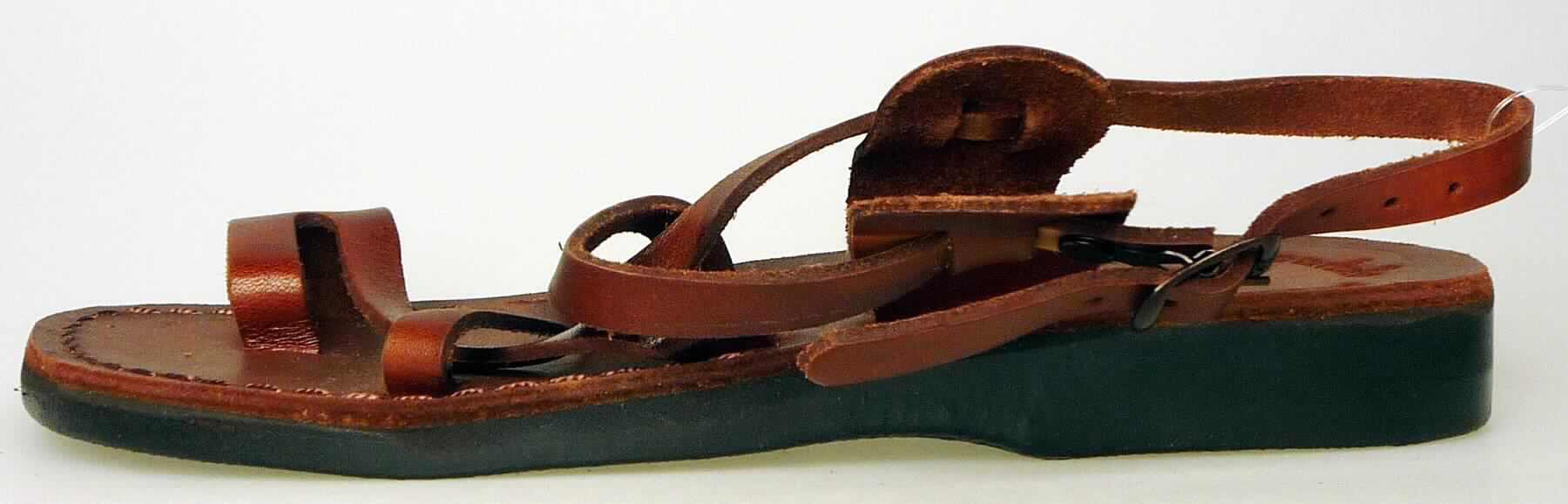 Freizeitsandalen (lt. Antrag: "Sandalen für Frauen, SJSMSANDLW", Foto siehe Anlage) 
- mit Laufsohlen aus (lt. Antrag) Kautschuk; ohne Hauptsohle aus Holz,
- mit zehenfreiem Oberteil (nicht geschlossenes Blatt) aus Leder,
- seitlich mit Schnallenverschluss,
- ohne Metallschutz in der Vorderkappe, 
- nicht den Knöchel bedeckend, 
- mit einer größten Höhe des Absatzes und der Sohle von weniger als 3 cm, 
- mit einer Länge der Innensohle von mehr als 24 cm, 
- für Frauen (u. a. schlanker Schnitt)

"Schuhe mit Laufsohlen aus Kautschuk und Oberteil aus Leder, andere als in den 
 UPos. 6403 1200 bis 6403 9931 genannt, für Frauen"
