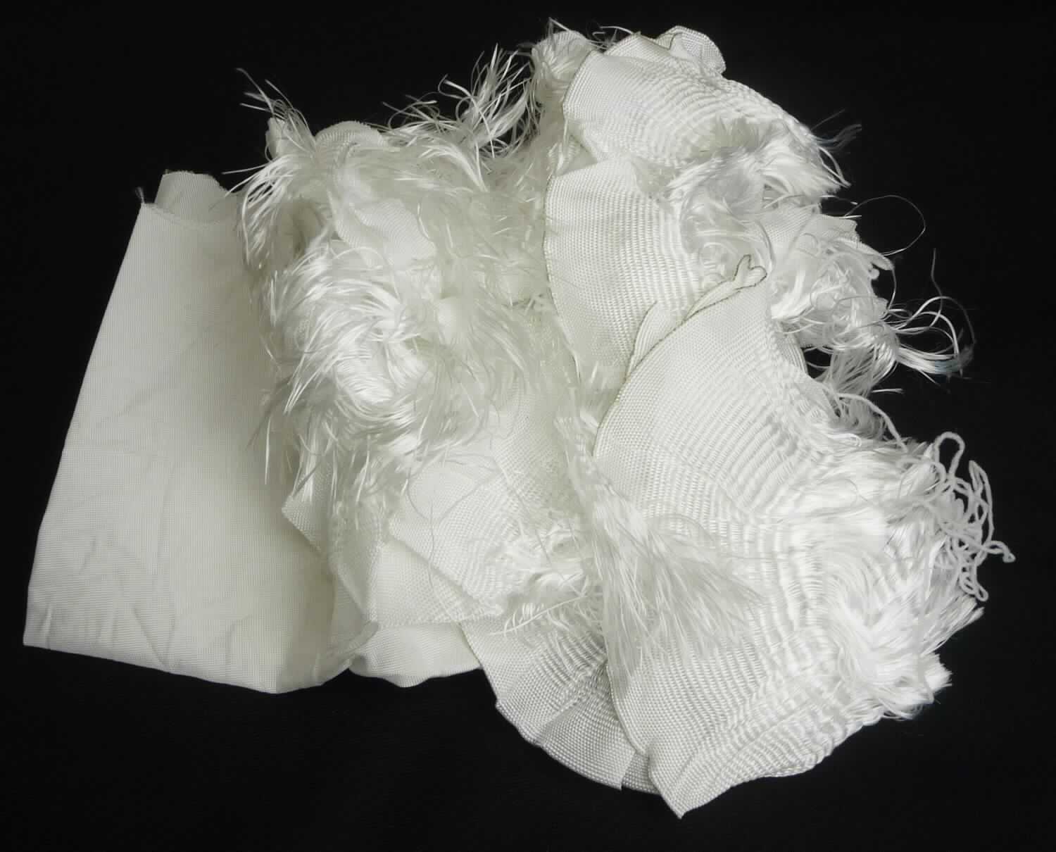 Lumpen aus Spinnstoffen, Polyamid 66 Gewebeabfälle, Foto siehe Anlage, 
- die Waren werden durch Spinnstoffabschnitte in Form von sog. Schnittabfällen und unbrauchbar gewordenen
  Waren, die laut Antrag nicht wiederverwendbar sind, veranschaulicht,
- aus einfarbigen Geweben aus laut Antrag 100 % Polyamid (synthetische Chemiefasern),
- unregelmäßig in Abmessungen von weniger als 100 cm x 100 cm zugeschnitten (anders als quadratisch oder 
  rechteckig, somit konfektioniert),
- sortiert, da laut Antrag alle Spinnstoffabschnitte aus den o. a. Geweben bestehen,
- keine gezielt zugeschnittenen Abschnitte, somit keine Waren der Position 6307,
- dienen laut Antrag zur Rohstoffgewinnung.

"Lumpen, aus Spinnstoffen, sortiert"