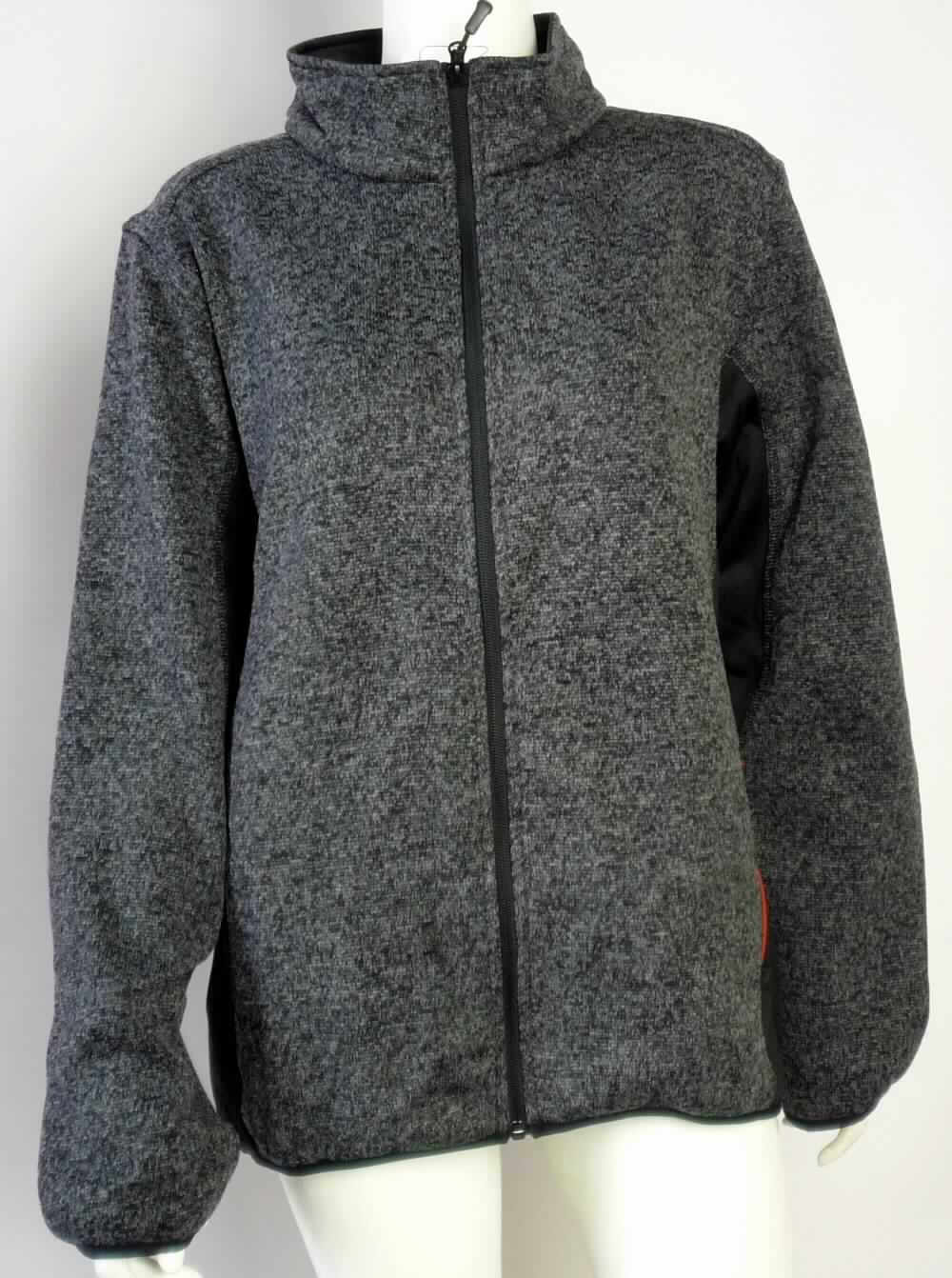 Blouson, sog. Women`s knit Fleece Jacket, Art. 7705, Größe XL, Foto siehe Anlage,
- aus ca. 2,2 mm dicken, einseitig (Innenseite) gerauten, buntgewirkten Gewirken (melierte Garne) und 
  aus ca. 1,1 mm dicken, einseitig (Innenseite) gerauten, einfarbigen Gewirken, beide Gewirke aus laut Antrag 
  100 % Polyester (synthetische Chemiefasern),
- über die Taille reichend (Rückenlänge: ca. 71 cm), vorn bogenförmig und bis zu 3 cm kürzer gearbeitet,
- mit einem Stehkragen,
- mit einer durchgehenden Öffnung mit Reißverschluss,
- ohne Hinweise auf den Trägerkreis (unisex),
- mit langen Ärmeln, die über den unteren Rand des Kleidungsstücks hinausreichen; an den Ärmelenden
  mit schmalen, elastischen Gewebebändern eingefasst,
- vorn mit zwei eingesetzten Taschen mit Reißverschluss unterhalb der Taille, 
- am unteren Rand mit einem schmalen, elastischen Gewebeband eingefasst und leicht verengt.
 
"Blouson, aus Gewirken, für Frauen, aus Chemiefasern"