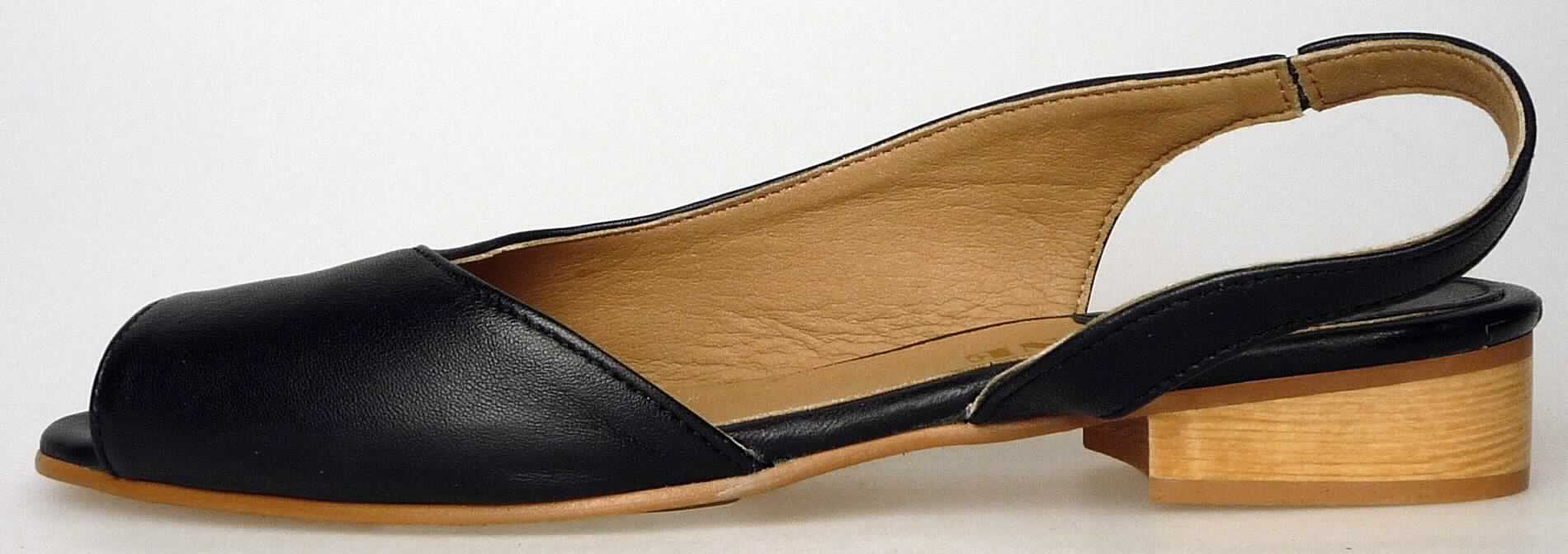 Freizeitschuhe (lt. Antrag: "Sandale für Frauen, PLANES", Foto siehe Anlage) 
- mit Laufsohlen aus (lt. Antrag) Kautschuk; ohne Hauptsohle aus Holz,
- mit zehenfreiem Oberteil (nicht geschlossenes Blatt) aus Leder,
- ohne Metallschutz in der Vorderkappe, 
- nicht den Knöchel bedeckend, 
- mit einer größten Höhe des Absatzes und der Sohle von 3 cm, 
- mit einer Länge der Innensohle von mehr als 24 cm, 
- für Frauen (u. a. schlanker Schnitt)

"Schuhe mit Laufsohlen aus Kautschuk und Oberteil aus Leder, andere als in den 
 UPos. 6403 1200 bis 6403 9931 genannt, für Frauen"