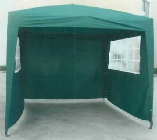 Zelt, sog. Faltpavillon Grün, Foto siehe Anlage,
- anhand eines Fotos und eines Gewebeabschnitts veranschaulicht,
- als Gartenpavillon gearbeitet,
- laut Antrag:
-- mit einer quadratischen Grundfläche von 2,70 m x 2,70 m und einer Höhe von 2,70 m,
-- mit einer Grundkonstruktion aus Stahl,
-- mit einer Dachbespannung und Seitenteilen aus ca. 0,5 mm dicken, einfarbigen Geweben aus laut Antrag
   Polyester (synthetische Chemiefasern); laut Antrag mit Polyvinylchlorid (Kunststoff) überzogen; der Überzug
   ist mit dem bloßen Auge nicht wahrnehmbar (keine Meterware der Position 5903 oder des Kapitels 39),
-- in zwei Seitenteilen mit eingesetzten Sichtfenstern aus laut Antrag Polyvinylchlorid (Kunststoff),
- bildet in zugezogenem Zustand einen geschlossenen Raum, die Ware erfüllt daher die Begriffsbestimmung
  für ein Zelt,
- durch Zusammenfügen konfektioniert,
- im Hinblick auf die Verwendung als Zelt bestimmt das Material der Dachbespannung und der Seitenteile
  (Gewebe) den Charakter der Ware.

"Zelt aus Spinnstoffen, aus synthetischen Chemiefasern"