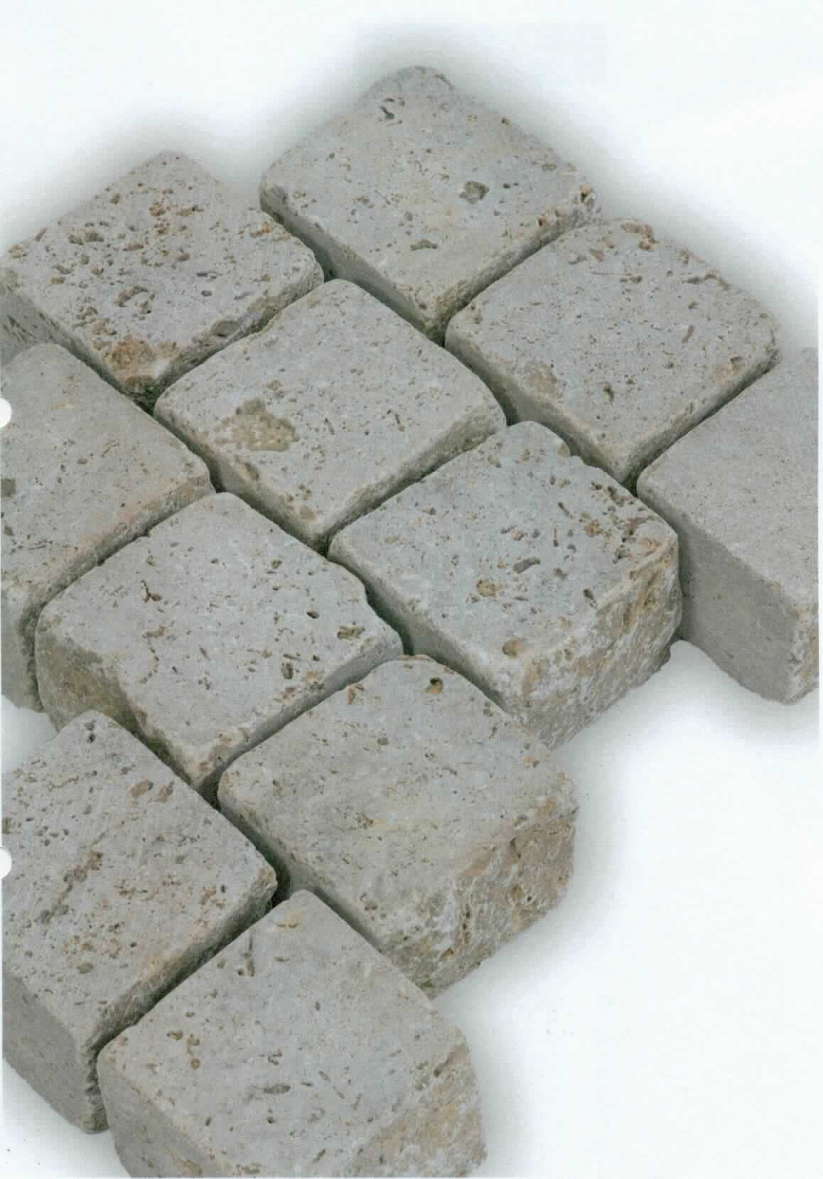 Angaben:
Pflastersteine NOCE TOROSA ®
Bearbeitung: Oberfläche gesägt, Kanten getrommelt, Seiten teils gesägt, teils gespalten 
Farbe: hellbraun 
Material: Travertin 
Herkunft : Türkei 
Größe 10 x 10 x 8 cm 

Befund:
Bearbeitete Werksteine und Waren daraus