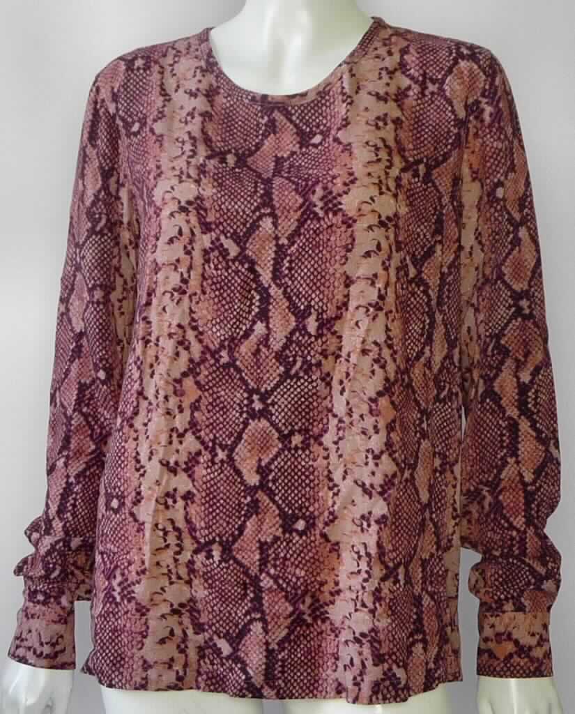 Bluse, Art. AS152304, Größe 36, Foto siehe Anlage,
- aus ca. 0,3 mm dicken (leichten), buntbedruckten Geweben aus laut Antrag 100 % Viskose (künstliche 
  Chemiefasern),
- über die Taille reichend (Rückenlänge: ca. 67 cm), 
- mit einem runden, leicht halsfernen Ausschnitt, 
- ohne Öffnung und ohne Verschluss,
- ohne Hinweise auf den Trägerkreis (unisex),
- mit langen Ärmeln mit manschettenartigen Abschlüssen,
- am unteren Rand durch Umschlagen und Festnähen gesäumt.

"Bluse, aus Geweben, für Frauen, aus Chemiefasern"