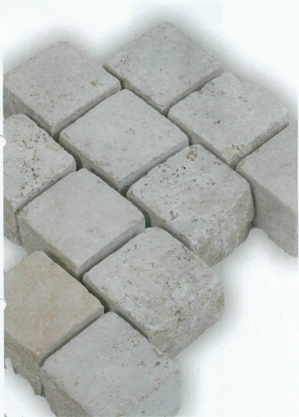 Angaben:
Pflastersteine TOLEDO
Bearbeitung: Oberfläche gesägt & getrommelt, Seiten gespalten
Farbe: braun-beige 
Material: Travertin 
Herkunft: Türkei 
Größe: 10 x 10 x 8 cm

Befund:
Bearbeitete Werksteine und Waren daraus