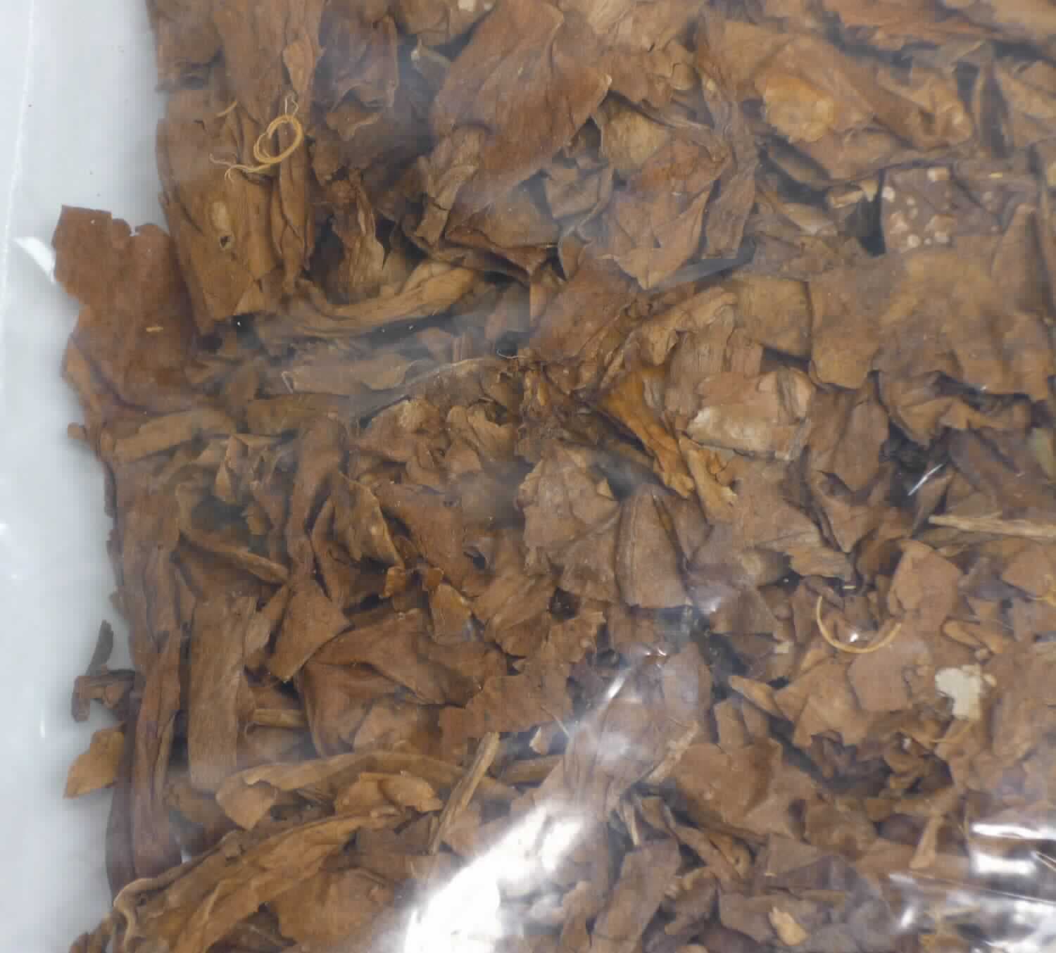Nach den Angaben der Antragstellerin sowie dem vorliegenden Warenmuster handelt es ich um eine Mischung aus teilweise oder ganz entrippten, grob geschnittenen, "light air cured" Burleytabaken, welche mit einem Aroma besprüht und getoastet ist.
Nach den ergänzenden Angaben unterliegt der Tabak weiteren industriellen Be- oder Verarbeitungen (z.B. Mischen, Schneiden, Trocknen usw.) bevor der Tabak als Feinschnitt oder als Einlage für die Zigarettenproduktion verwendet werden kann.

Nach dem Untersuchungsergebnis des durchgeführten Rauchtests für Tabak und Tabakwaren (Anhang A; ErlKN Pos. 2403 (KN) RZ 19.0 bis 56.0) handelt es sich nicht um einen ohne weitere Verarbeitung zum Rauchen geeigneten Tabak.

Zolltarifrechtlich handelt es sich um "unverarbeiteten, teilweise oder ganz entrippten, "light-air-cured" Tabak".