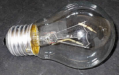Elektrische Glühlampe,
- aus einem farblosen, kolbenförmigen Glaskörper mit Wolframwendel und 
  E 27-Schraubsockel (Abbildungen s. Anlage),
- für eine Spannung von 230 V mit einer Leistung von 75 W,
- zur Verwendung als Leuchtmittel oder als "Kleinheizkörper".

"Elektrische Glühlampe, keine Wolfram-Halogen-Glühlampe, mit einer Leistung von weniger
 als 200 W und für eine Spannung von mehr als 100 V, keine Reflektorlampe, nicht für
 bestimmte Luftfahrzeuge"
