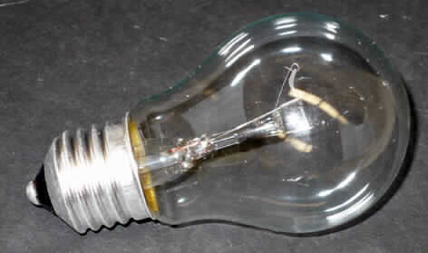 Elektrische Glühlampe,
- aus einem farblosen, kolbenförmigen Glaskörper mit Wolframwendel und 
  E 27-Schraubsockel (Abbildungen s. Anlage),
- für eine Spannung von 230 V mit einer Leistung von 100 W,
- zur Verwendung als Leuchtmittel oder als "Kleinheizkörper".

"Elektrische Glühlampe, keine Wolfram-Halogen-Glühlampe, mit einer Leistung von weniger
 als 200 W und für eine Spannung von mehr als 100 V, keine Reflektorlampe, nicht für
 bestimmte Luftfahrzeuge"