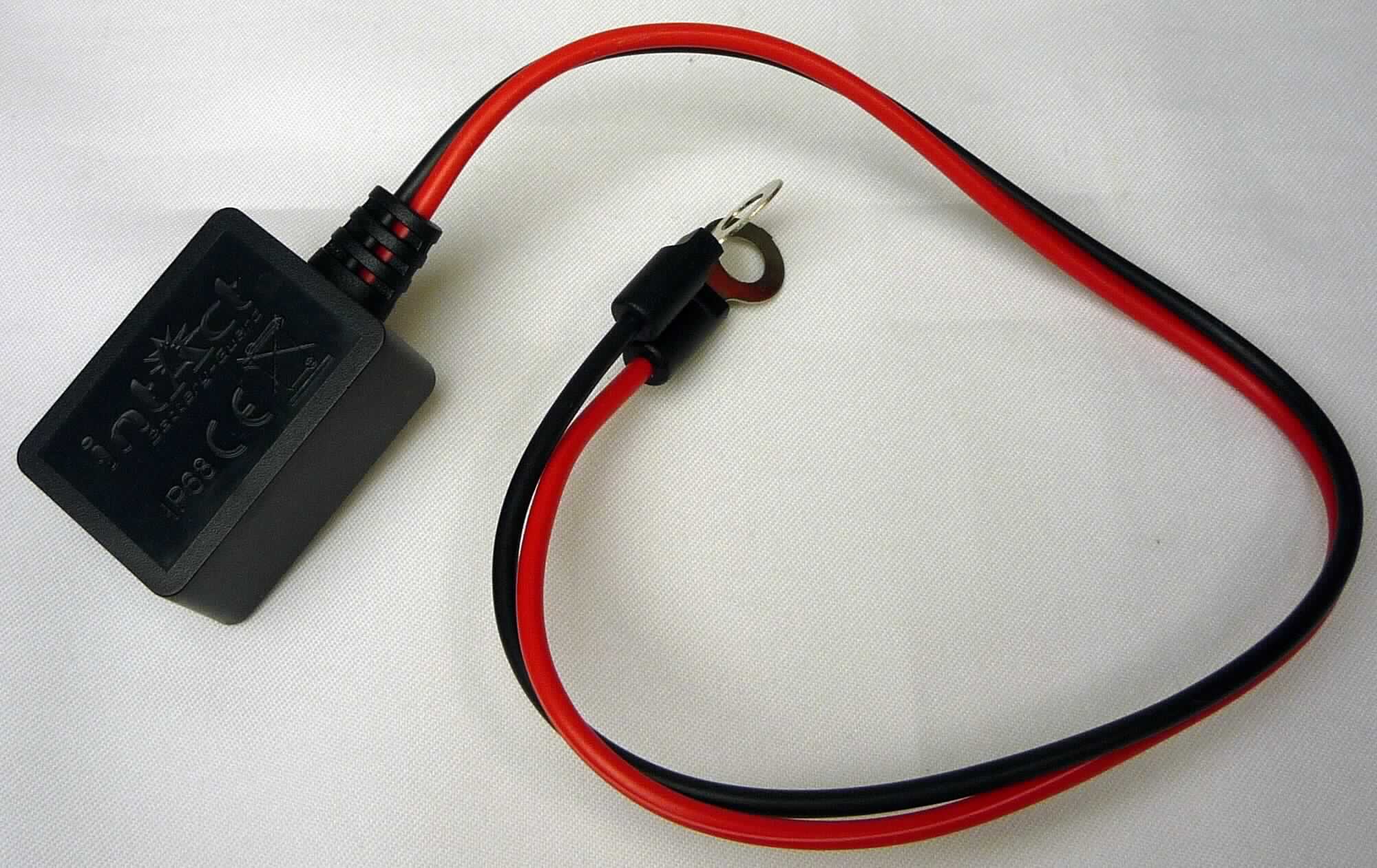 Batterietester in Form einer kombinierten Maschine aus einem Batterietester und einer Funkübertragungseinrichtung (Bluetooth) in einem gemeinsamen Gehäuse. Die Ware wird in einer Blister-Verpackung ausgeliefert. Das Gerät besteht im Wesentlichen aus einem Kunststoffgehäuse (ca. 39 x 28 x 19 mm) mit zwei ca. 30 cm langen Anschlusskabeln mit Anschlusskontakten, einer Messelektronik sowie eine Funkübertragungseinrichtung (siehe Abbildung in der Anlage). Das Gerät dient dem Messen der Spannung in Volt (kennzeichnende Haupttätigkeit) von Kfz-Batterien mit einer Nennspannung von 6, 12, oder 24 V. Der Messwert wird per Funk an ein Smartphone (nicht Gegenstand dieser vZTA) übertragen.
Die Ware wird als "elektronisches Gerät zum Messen oder Prüfen elektrischer Größen (Spannung) ohne Registriervorrichtung, anderes als von den Unterpositionen (HS) 9030 10 bis 9030 32 erfasst, nicht für zivile Luftfahrzeuge" eingereiht.