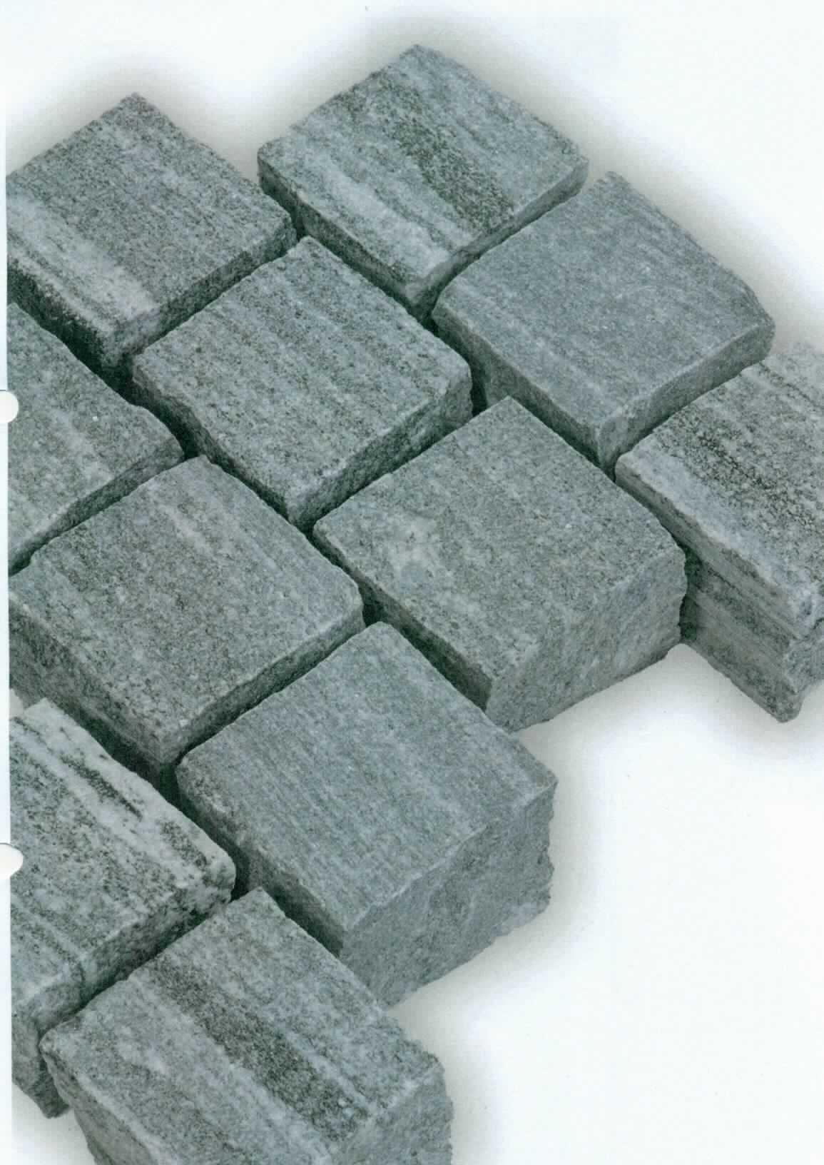 Angaben:
Pflastersteine BIASCA AMBIENTE, geflammt
Bearbeitung: Oberfläche geflammt, Seiten gespalten, Unterseite gesägt
Farbe: silbergrau-liniert 
Material: Gneis
Größe: 10 x 10 x 8 cm 

Befund:
Bearbeitete Werksteine und Waren daraus