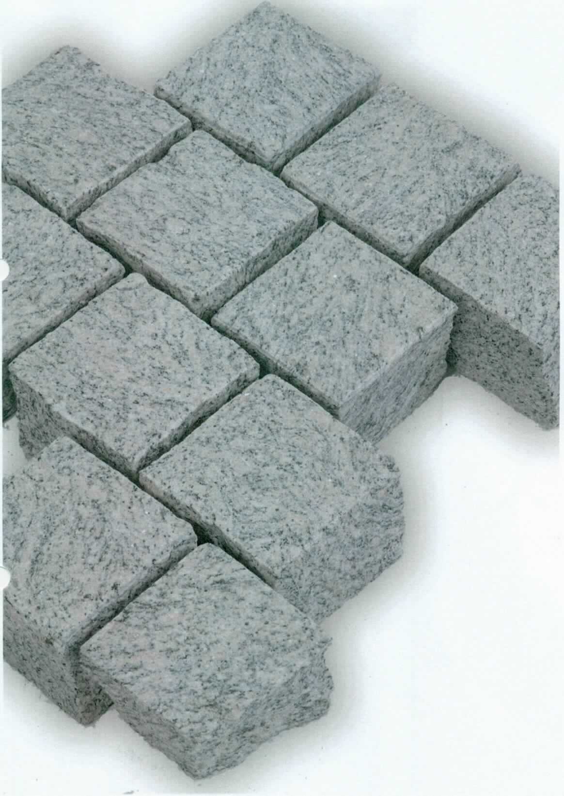 Angaben:
Pflastersteine COLOMBO AMBIENTE
Bearbeitung: geflammt, Seiten gespalten, Unterseite gesägt 
Farbe rosé-grau
Material: Gneis 
Herkunft: China 
Größe: 10 x 10 x 8 cm

Befund:
Bearbeitete Werksteine und Waren daraus