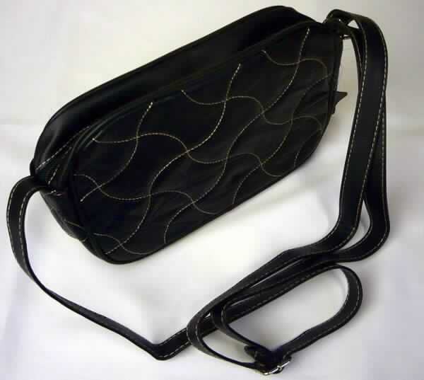 Handtasche, sog. Handtasche aus Leder, Foto siehe Anlage,
- mit einer Außenseite überwiegend aus Leder (patchworkartig zusammengenähte Lederstücke),
- am Bodenteil und am oberen Ende mit einer Außenseite aus Kunststofffolie,
- das Leder bestimmt nach dem Umfang den wesentlichen Charakter der Außenseite,
- mit einem verstellbaren Schultertrageriemen,
- mit einem eingesetzten Vorfach mit Reißverschluss, 
- mit einem entlang des oberen Rands verlaufenden Reißverschluss zu öffnen,
- innen mit einem eingesetzten Reißverschlussfach und einem aufgenähten Einsteckfach ausgestattet,
- mit einer Größe von ca. 23 x 17 x 5 cm,
- Einreihung als Handtasche, da aufgrund der Form, der Größe und des Gesamteindrucks in erster Linie
  dazu bestimmt, kleinere persönliche Gegenstände aufzunehmen,
- ohne Hinweise auf Handarbeit.

"Handtasche, mit Außenseite aus Leder, nicht handgearbeitet"