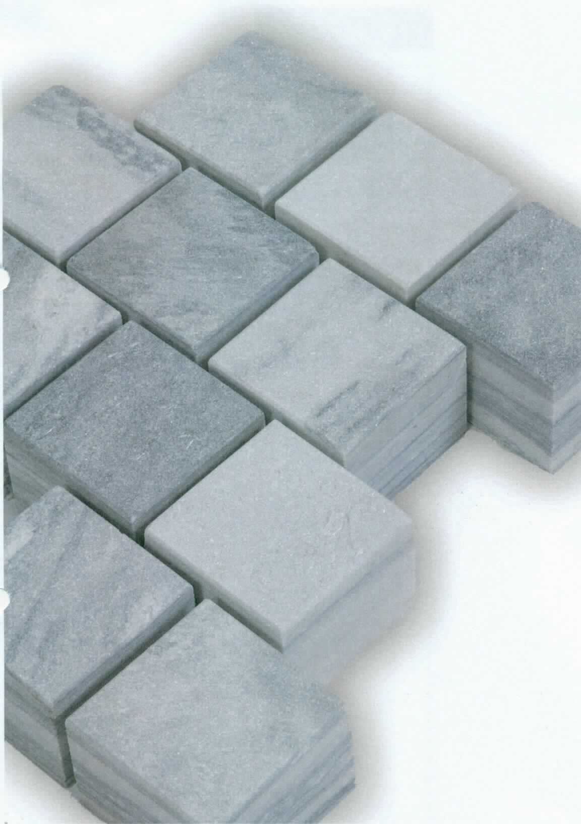 Angaben:
Pflastersteine CASABLANCA
Bearbeitung: Oberfläche gestrahlt, Kanten gefast, Seiten gesägt 
Farbe: weiß-blau 
Material: Marmor
Herkunft China 
Größe 10 x 10 x 8 cm  
 
Befund:
Bearbeitete Werksteine und Waren daraus