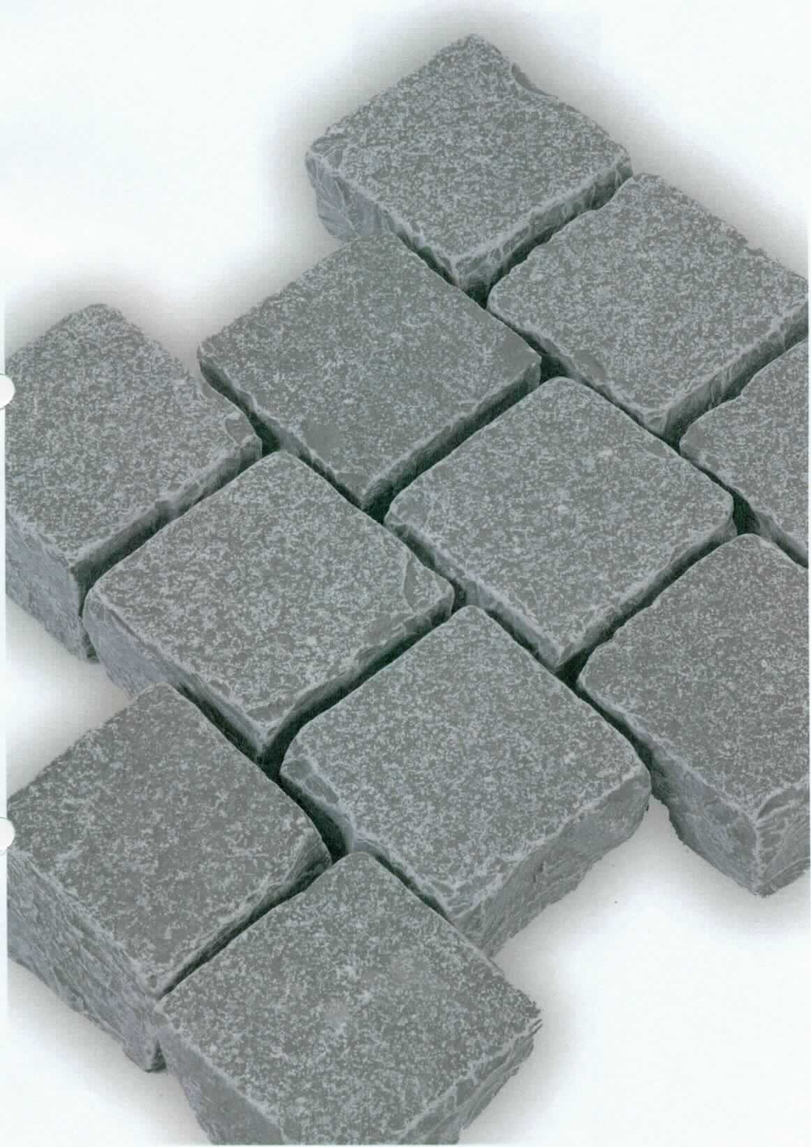 Angaben:
Pflastersteine MARRAKESCH GRAU-BLAU
Bearbeitung: Oberfläche spaltrau, Seiten gespalten, getrommelt 
Farbe: grau-blau 
Material: Kalkstein 
Herkunft: Indien 
Größe: 10 x 10 x 8 cm

Befund:
Bearbeitete Werksteine und Waren daraus