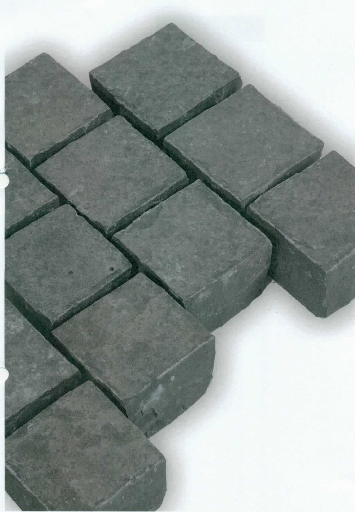 Angaben:
Pflastersteine SANOKU ELEGANCE, geflammt
Bearbeitung: Oberfläche geflammt, Unterseite: gesägt, Seiten gespalten 
Farbe: anthrazit-schwarz 
Material: Basalt 
Herkunft: Vietnam
Größe: 10 x 10 x 8 cm 

Befund:
Bearbeitete Werksteine und Waren daraus