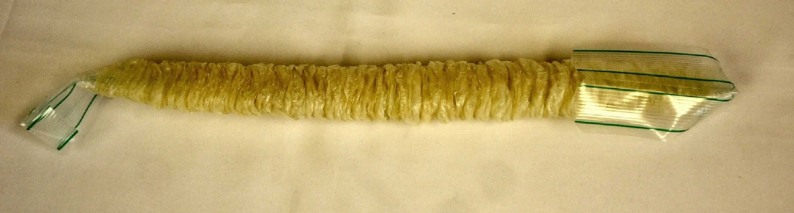 Ware aus Därmen, sog. Viva-Naturdarm, Foto siehe Anlage,
- in Form eines Endlos-Naturdarms, der durch Überlappen ganzer Därme und anschließendem
  Trocken hergestellt ist,
- - durch die im Darm enthaltenden natürlichen Stoffe ist der Darm beim Überlappen und
    anschließendem Trocknen zusammengeklebt (verleimt) und daher weitergehend bearbeitet,
    als in der Position 0504 zugelassen, 
- auf einen Kunststoffsträger gerafft und in einem blauen Netz verpackt (übliche Verpackung).

"Ware aus Därmen"
