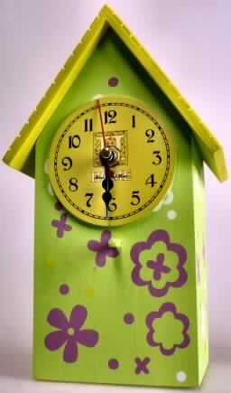 Wanduhr "Vogelhaus", s. Foto, mit einem piezoelektrischen Zeitteiler in einem batteriebetriebenen Kleinuhr-Werk (Größe: 5 x 5 x 1 cm) mit Stunden-, Minuten und Sekundenzeiger auf der Vorderseite von einem als Vogelhäuschen gestalteten farbigen Uhrengehäuse aus Holz. Die Rückseite ist mit einer Öffnung zum Einsetzen der Batterie und zur Zeiteinstellung sowie mit einer Aufhängevorrichtung versehen.
Maße: 23 x 13 x 9,5 cm (H x B x T)

Die beschriebene Ware ist als "Uhr mit Kleinuhr-Werk, elektrisch betrieben" einzureihen