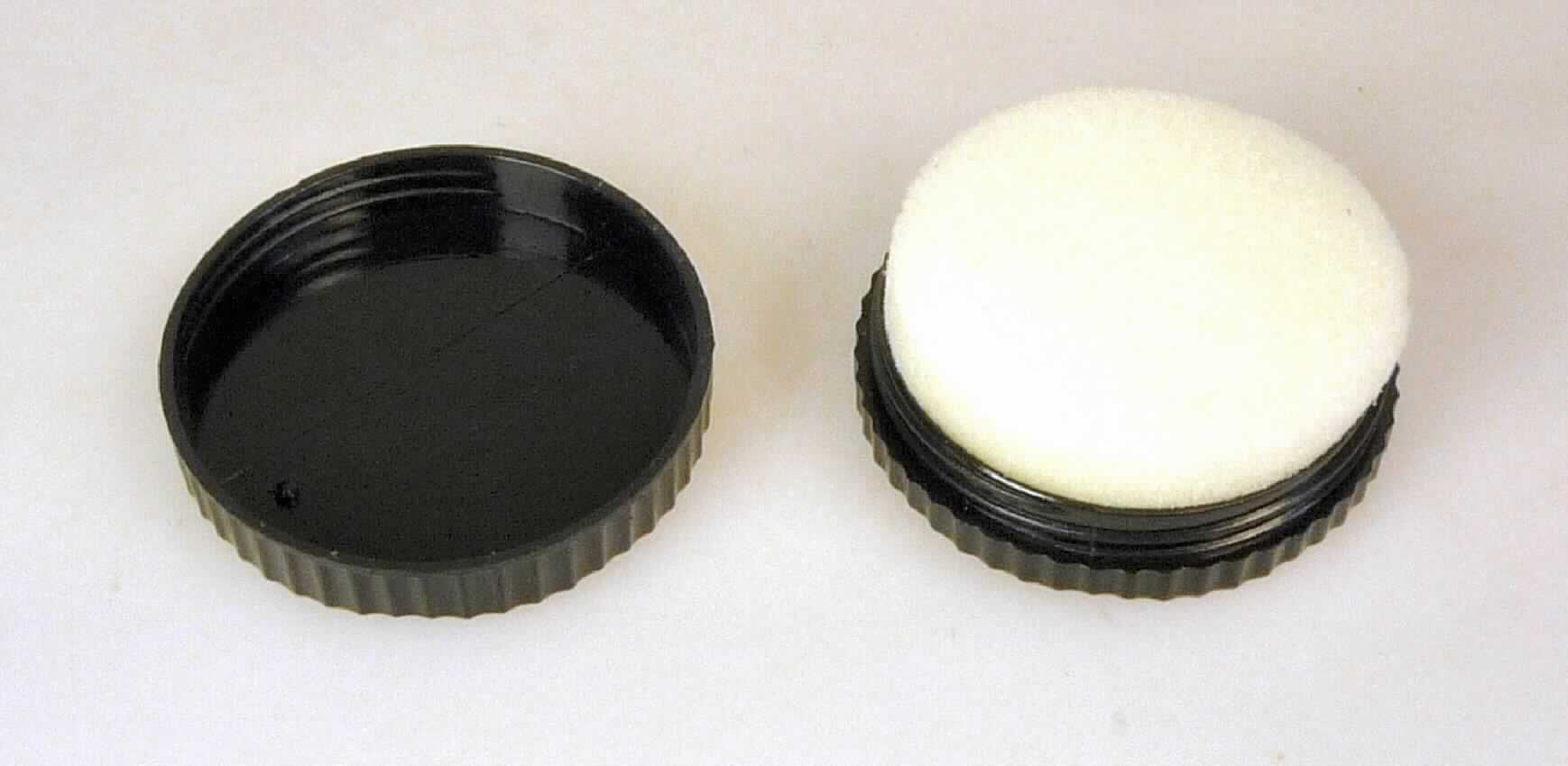 Angaben:
Kempinski, shoe polisher, Schuhputzschwamm; für den Hotelbedarf.

Warenbeschaffenheit: Heller Schwamm (Durchmesser: ca. 5,5 cm), getränkt mit öliger Flüssigkeit, verpackt in schwarzer Kunststoffdose.

Befund: 
Zusammengesetzte Ware, bestehend aus einem Schwamm aus Zellkunststoff und einem Schuhpflegemittel, deren Charakter in Hinblick auf die Verwendung durch das Schuhpflegemittel bestimmt wird.