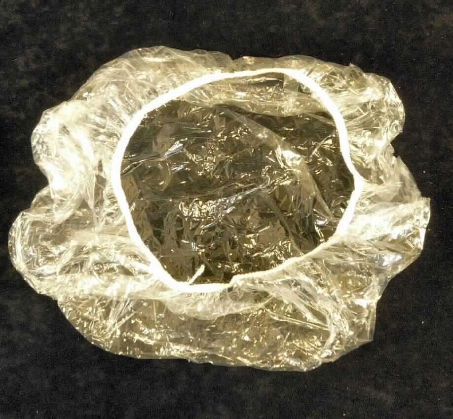 Kopfbedeckung, sog. Kempinski, shower cap, Duschhaube, Foto siehe Anlage,
- aus durchscheinenden Kunststofffolien gearbeitet,
- der Kopfform annähernd angepasst hergestellt,
- mit einem Durchmesser (flachliegend) von ca. 30 cm,
- am unteren Rand mit einem elastischen Gummizug versehen,
- zur Verwendung als Schutzhaube zum Bedecken des gesamten Haares,
- in einer handelsüblichen Verkaufsumschließung (Umkarton) verpackt.

"Andere Kopfbedeckung (Duschhaube), aus Kunststoff"