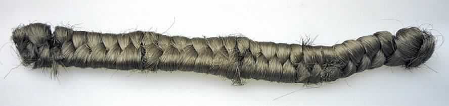 Tierhaare, für die Herstellung von Perücken zugerichtet, sog. Haarkrepp, Abbildung siehe Anlage,
- Krepp, bestehend aus einer Unterlage aus zwei parallel gelegten Schnüren, 
- mit einem Florband aus Tierhaaren (lt. Antrag Büffelhaar) umschlungen,
- mit dem Aussehen eines Geflechts,
- Meterware mit einer Länge von 2 Meter und einem Gewicht von ca. 100 Gramm,
- gilt als zur Herstellung von Perücken und ähnlichen Waren aufbereitet.

"Tierhaare, für die Herstellung von Perücken und ähnlichen Waren zugerichtet"