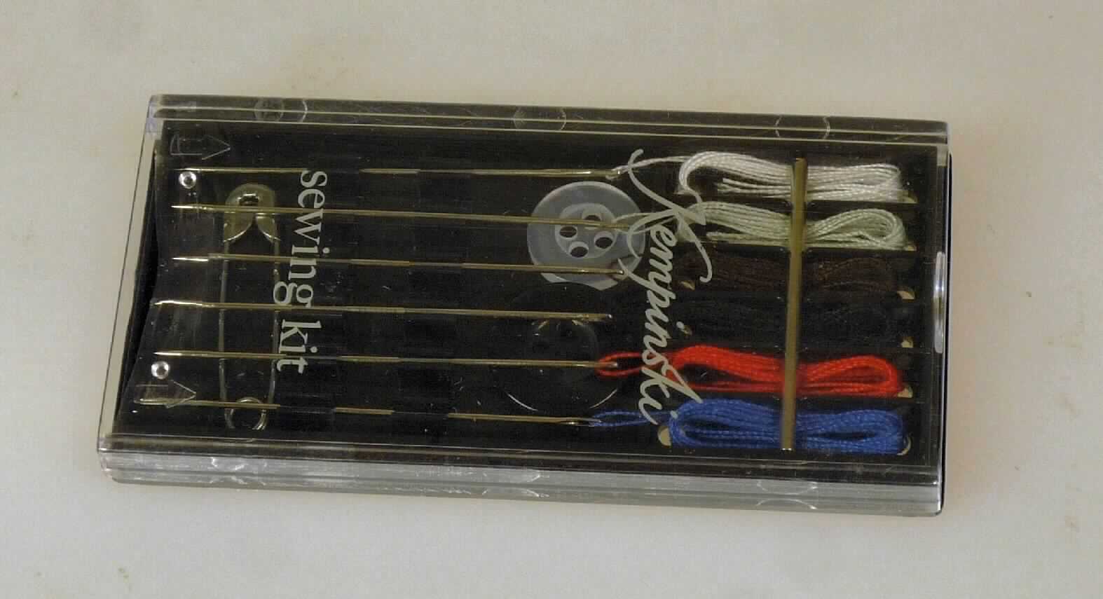 Bei der als "sewing kit" bezeichneten Ware handelt es sich um ein Kunststoffetui, in dem sechs Nadeln mit bereits eingefädeltem Garn, eine Sicherheitsnadel und zwei Knöpfe vorhanden sind. Die Ware soll an Hotelgäste abgegeben werden.

Die Ware wird als "Reisezusammenstellungen zum Nähen" eingereiht.