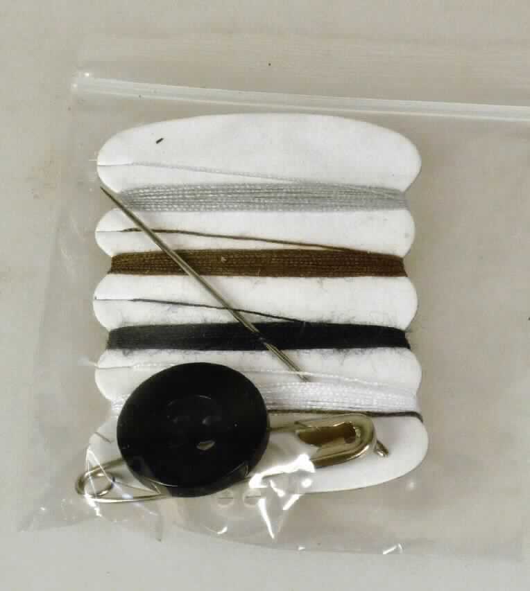 Bei der als "sewing kit" bezeichneten Ware handelt es sich um eine wieder verschließbare Kunststofftüte (Zippbeutel), in der eine Nadel, eine Sicherheitsnadel, zwei Knöpfe und verschiedenfarbiges Garn enthalten sind. Die in einer Pappschachtel verpackte Reisezusammenstellung soll an Hotelgäste abgegeben werden.

Die Ware wird als "Reisezusammenstellungen zum Nähen" eingereiht.