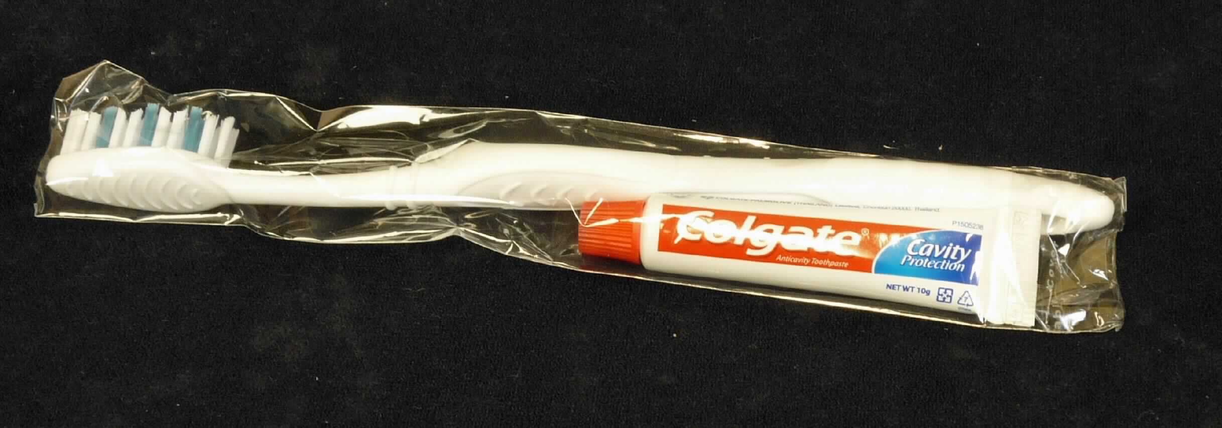 Es handelt sich um eine Warenzusammenstellung in Aufmachung für den Einzelverkauf, bestehend aus einer handelsüblichen Zahnbürste und einer kleinen Tube Zahnpasta mit 10 Gramm Inhalt. Die Zahnbürste bestimmt den Charakter der Warenzusammenstellung (auf Grund der Verwendung). Beide Waren sind in einer Kunststofftüte und gemeinsam mit einer Produktinformation in einer Pappschachtel zur Abgabe an Hotelgäste verpackt.

Die Ware wird als "Bürste in Form einer Zahnbürste" eingereiht.