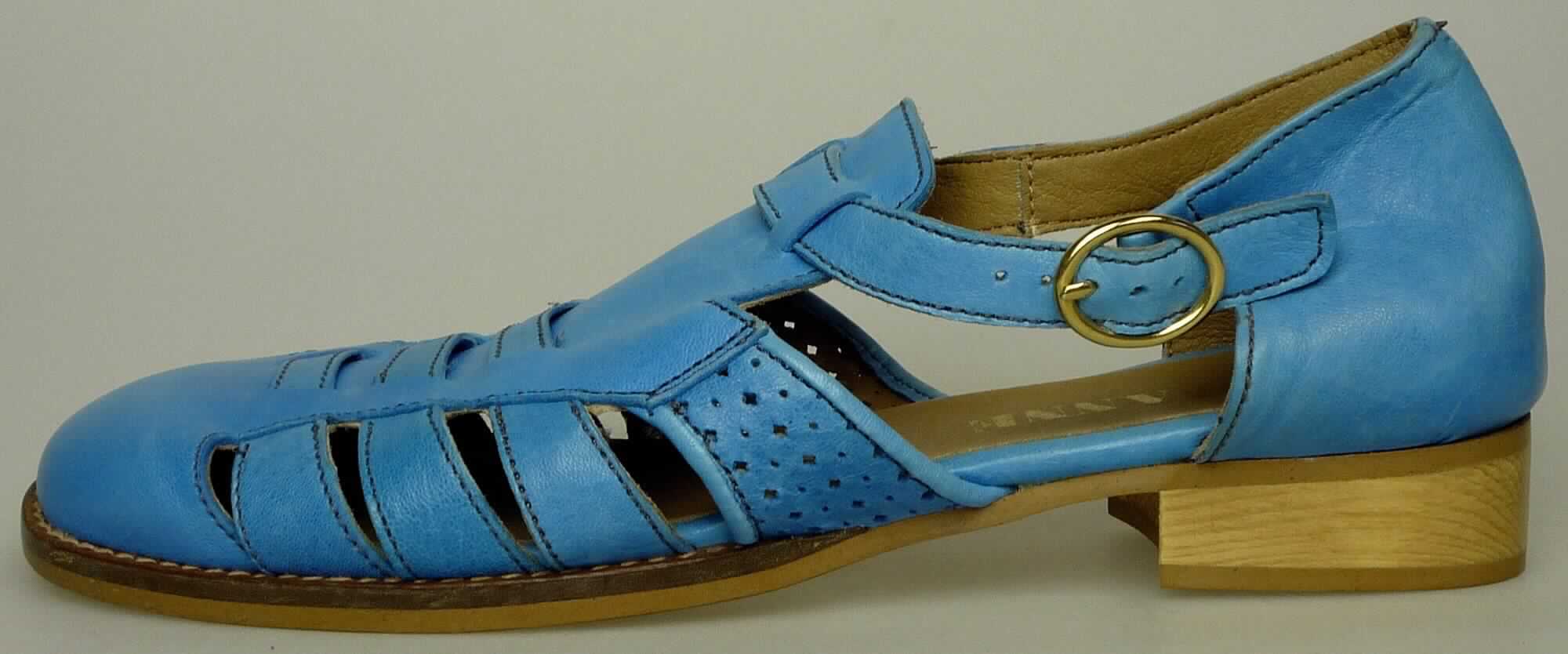 Freizeitschuhe (lt. Antrag: "Schuhe für Frauen, CAVE", Foto siehe Anlage) 
- mit Laufsohlen aus (lt. Antrag) Kautschuk; ohne Hauptsohle aus Holz,
- mit Oberteil (nicht geschlossenes Blatt) aus Leder,
- seitlich mit Schnallenverschluss,
- ohne Metallschutz in der Vorderkappe, 
- nicht den Knöchel bedeckend, 
- mit einer größten Höhe des Absatzes und der Sohle von weniger als 3 cm, 
- mit einer Länge der Innensohle von mehr als 24 cm, 
- für Frauen (u. a. schlanker Schnitt)

"Schuhe mit Laufsohlen aus Kautschuk und Oberteil aus Leder, andere als in den 
 UPos. 6403 1200 bis 6403 9931 genannt, für Frauen"