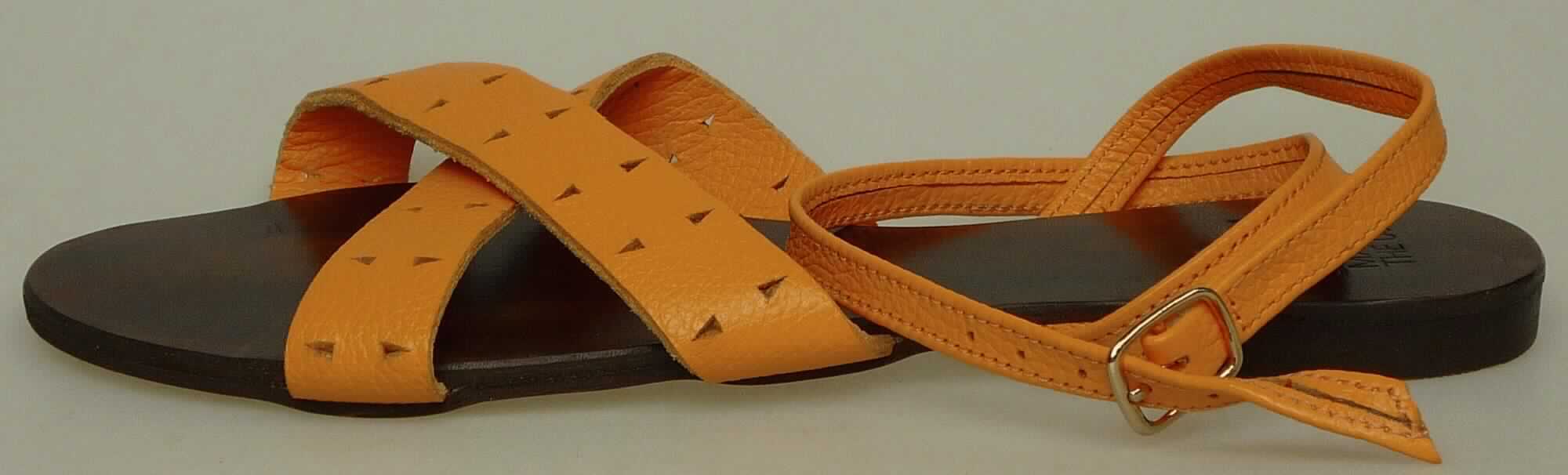 Freizeitsandalen (lt. Antrag: "Schuhe für Frauen LFLATSNDL", Foto siehe Anlage) 
- mit Laufsohlen aus Kautschuk; ohne Hauptsohle aus Holz,
- mit zehenfreiem Oberteil (nicht geschlossenes Blatt) aus Leder,
- seitlich mit Schnallenverschluss,
- ohne Metallschutz in der Vorderkappe, 
- nicht den Knöchel bedeckend, 
- mit einer größten Höhe des Absatzes und der Sohle von weniger als 3 cm, 
- mit einer Länge der Innensohle von mehr als 24 cm, 
- für Frauen (u. a. schlanker Schnitt)

"Schuhe mit Laufsohlen aus Kautschuk und Oberteil aus Leder, andere als in den 
 UPos. 6403 1200 bis 6403 9931 genannt, für Frauen"